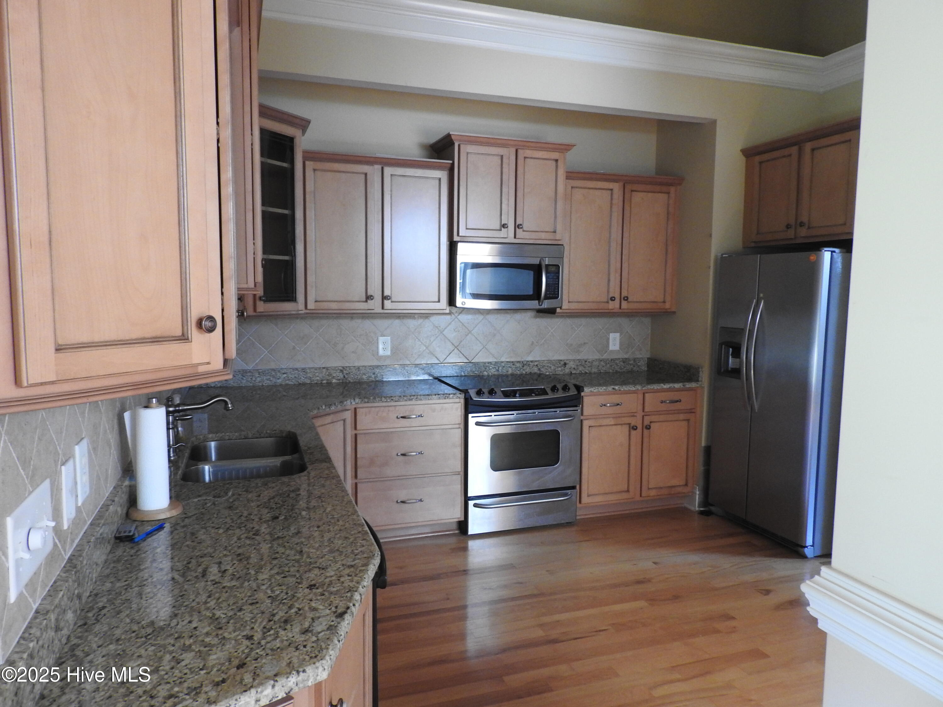 100520083 | Photo 12