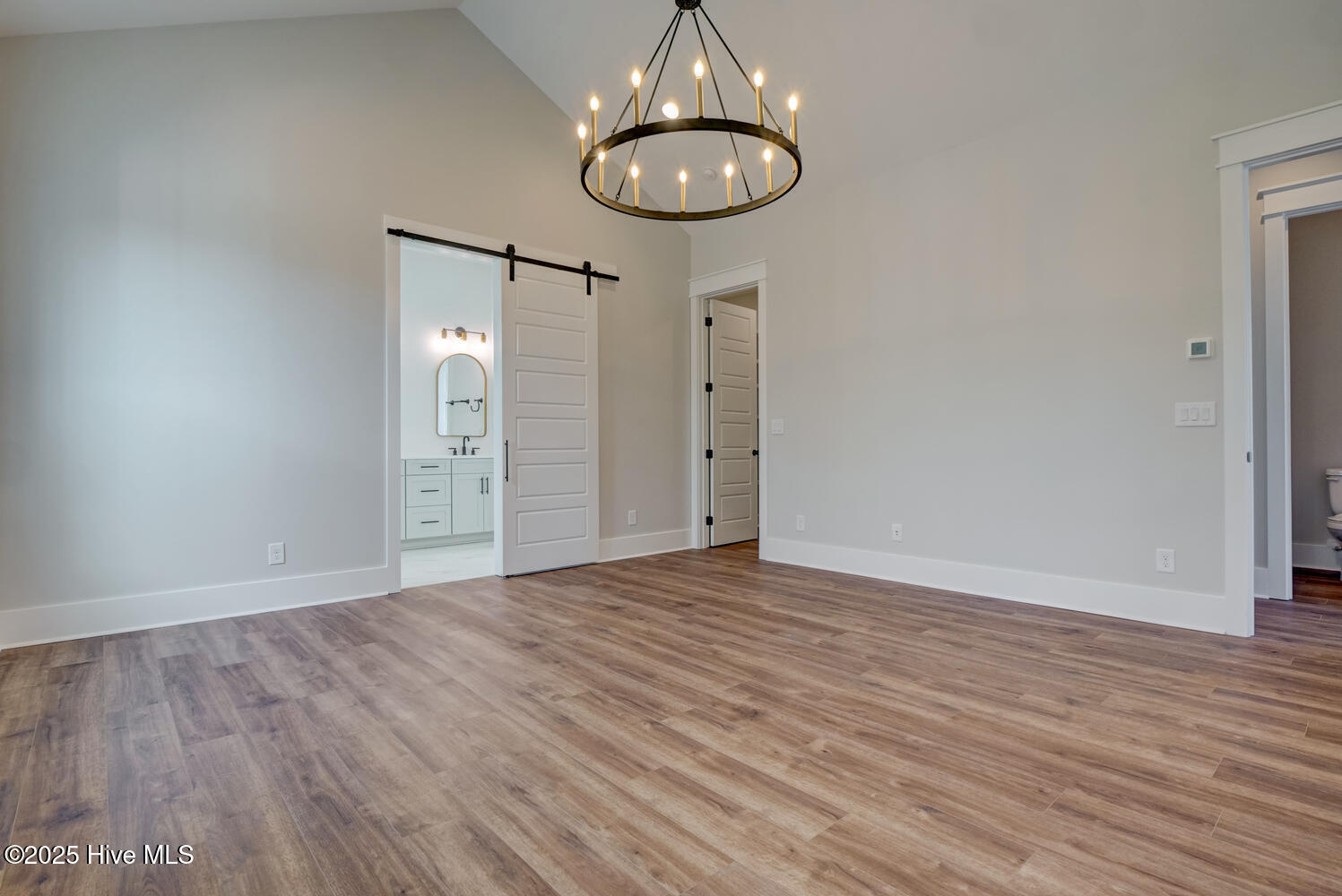 100539915 | Photo 35