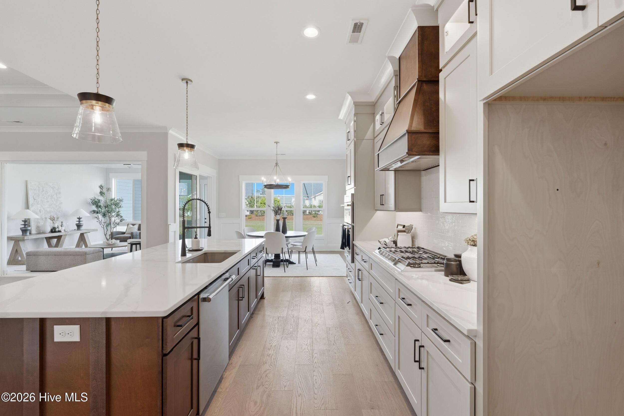 100567785 | Photo 32