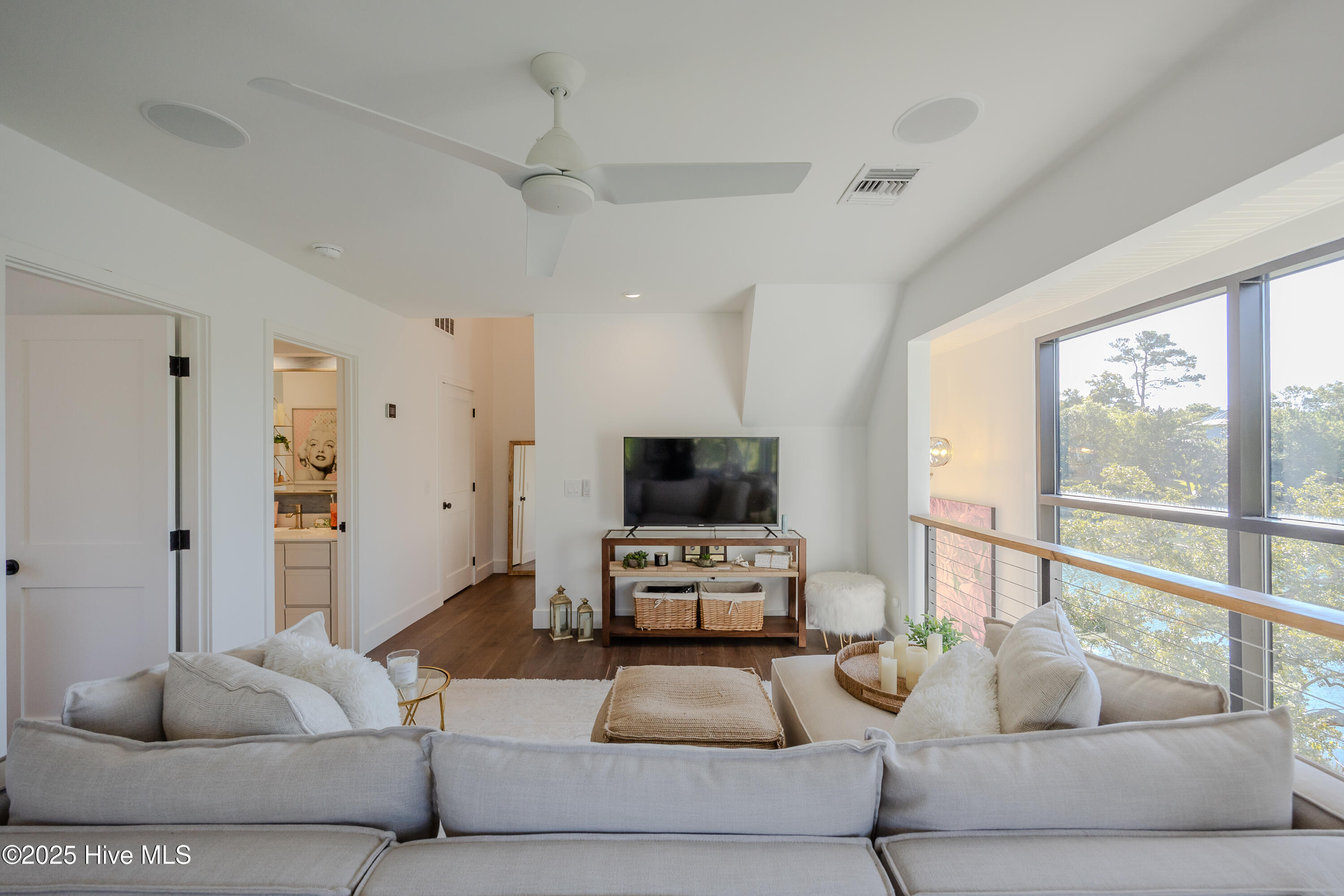 100518193 | Photo 28