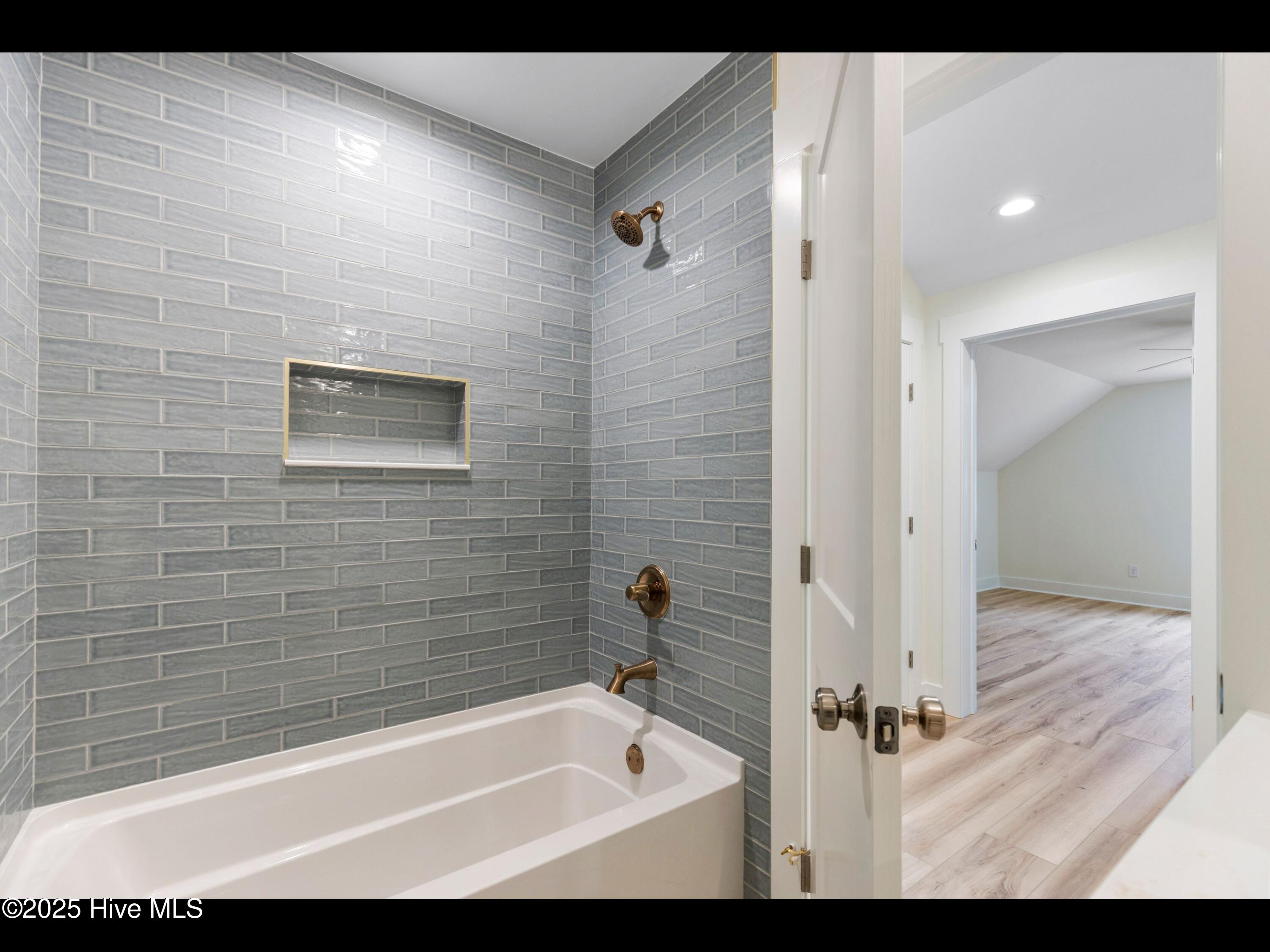 100490321 | Photo 41