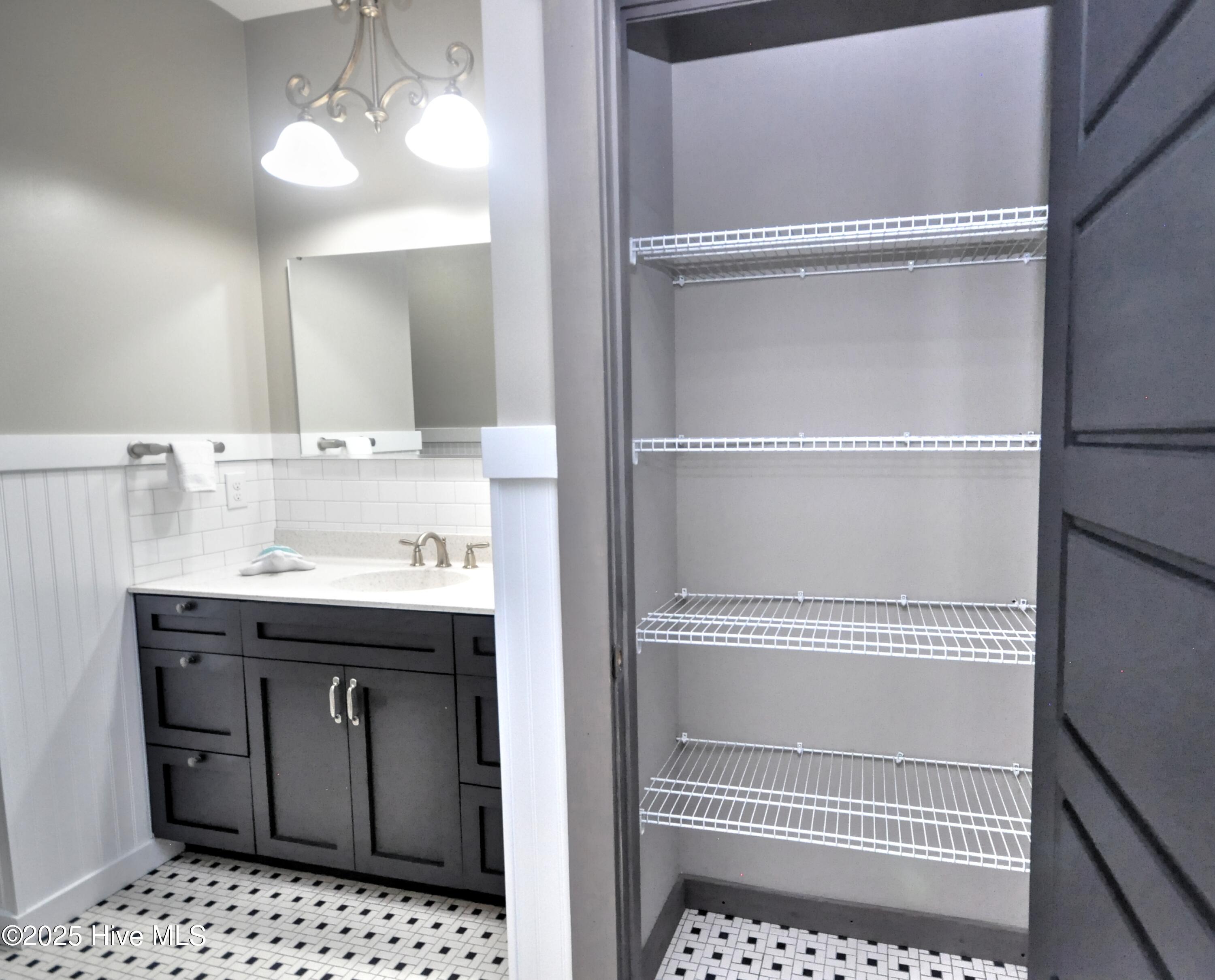 100535585 | Photo 48