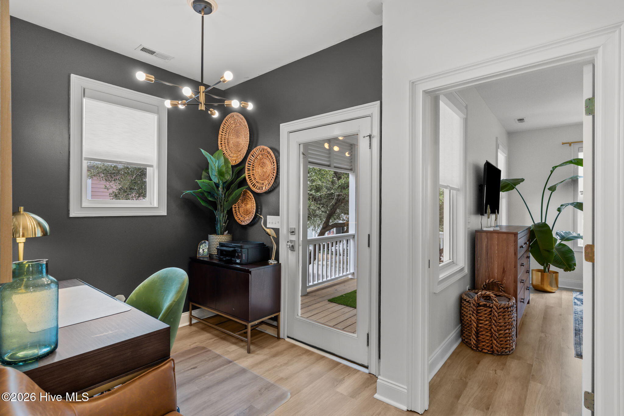 100557264 | Photo 33