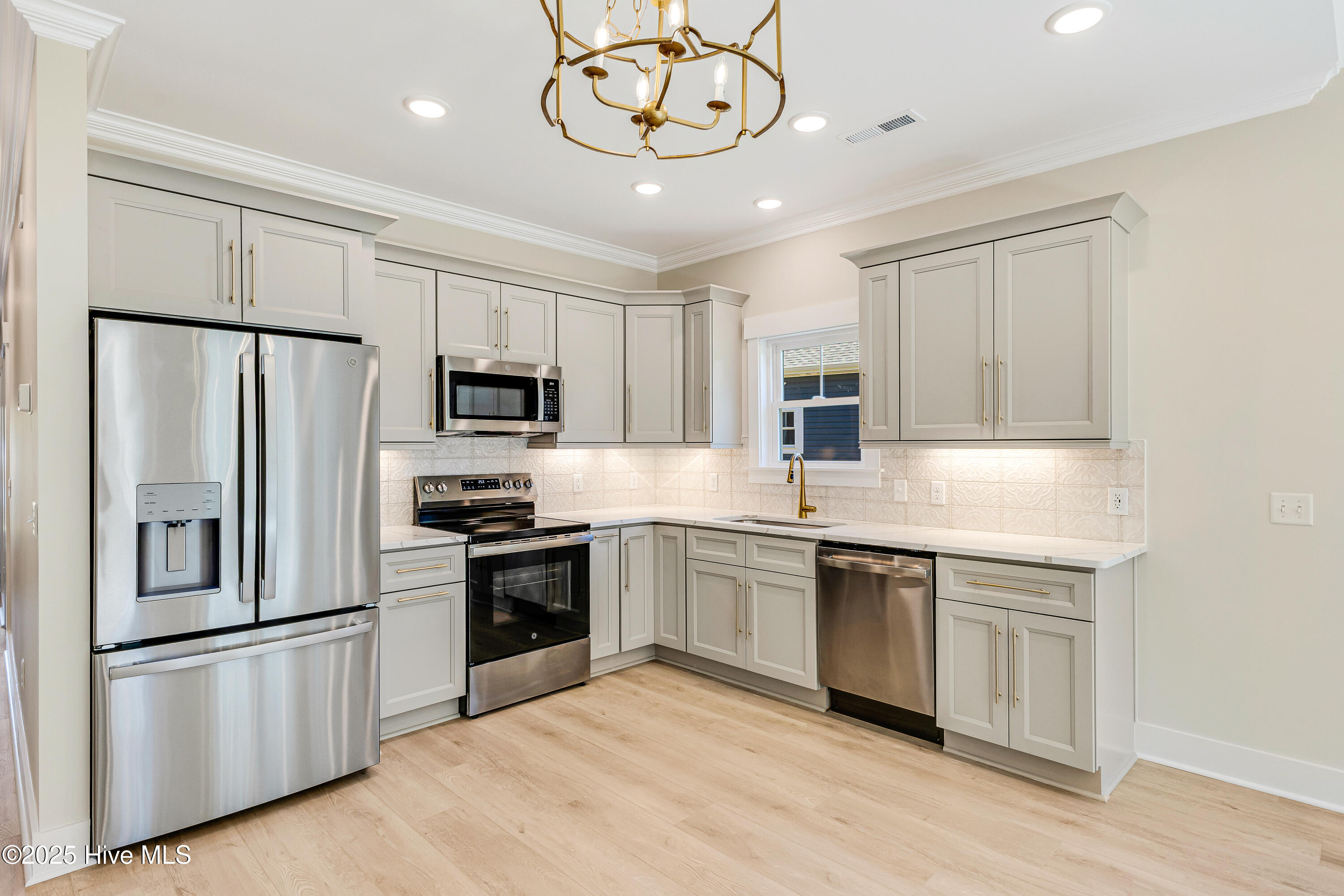 100533069 | Photo 13