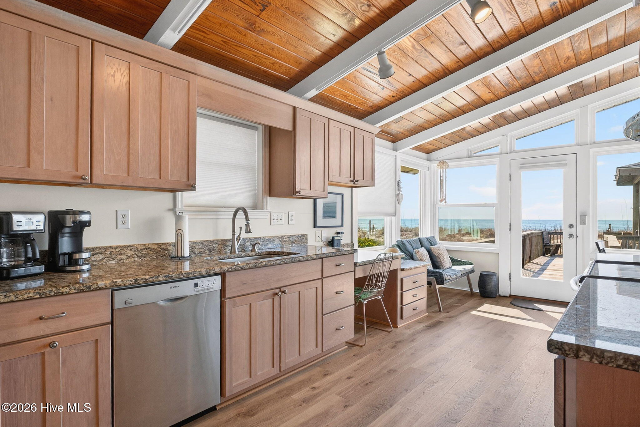 100559967 | Photo 17