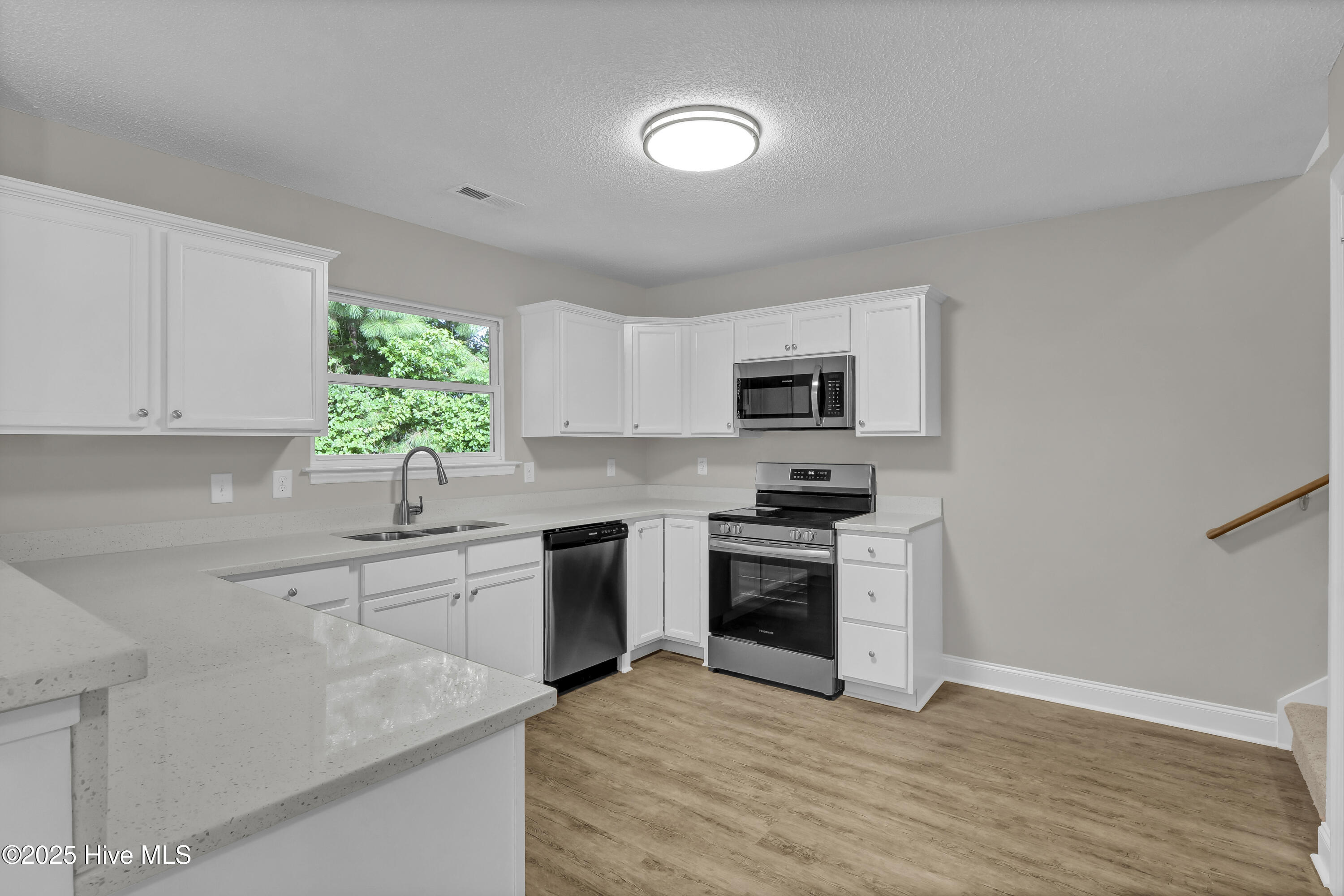 100519530 | Photo 11