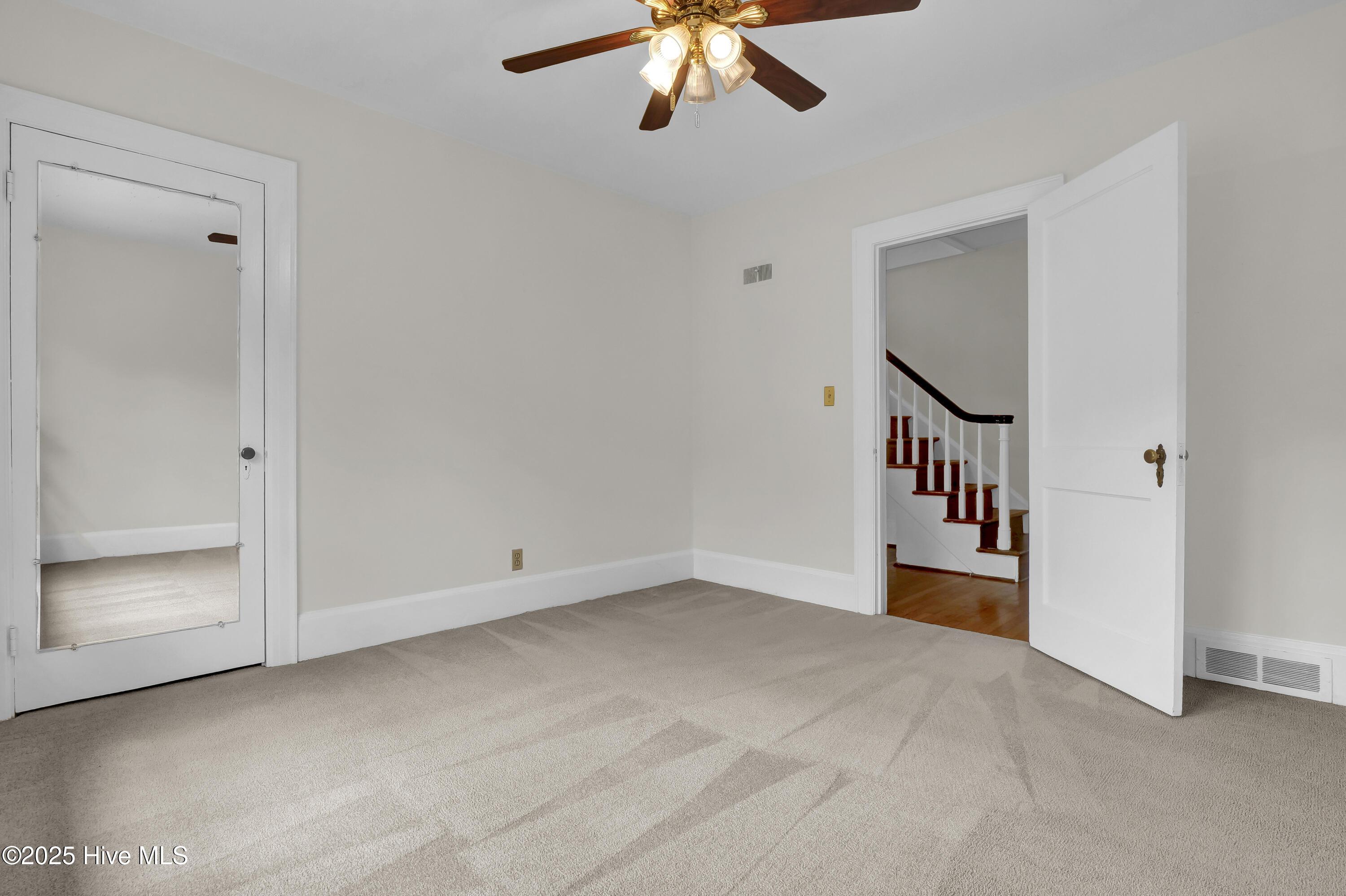 100523883 | Photo 32