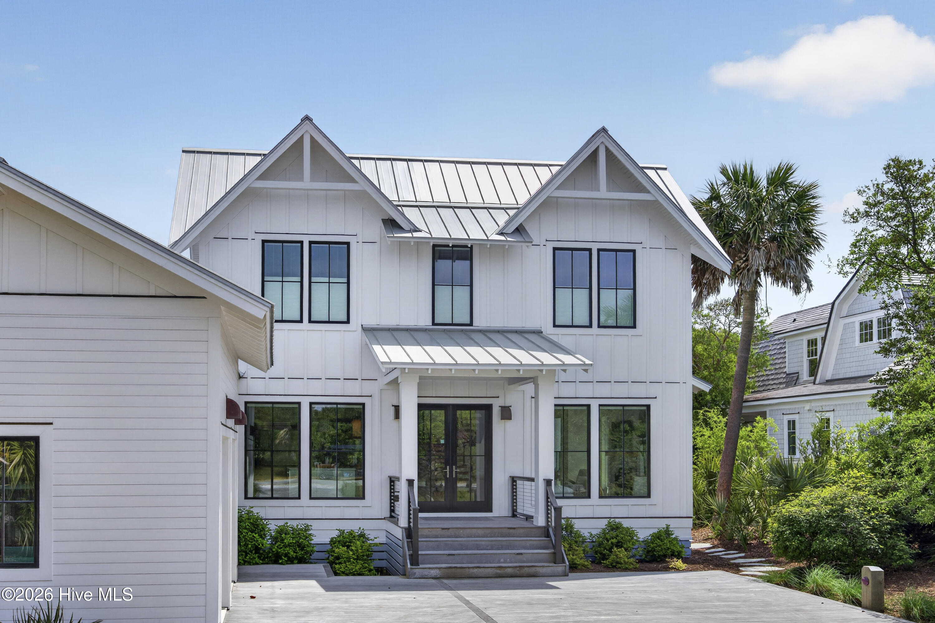 100566186 | Photo 95