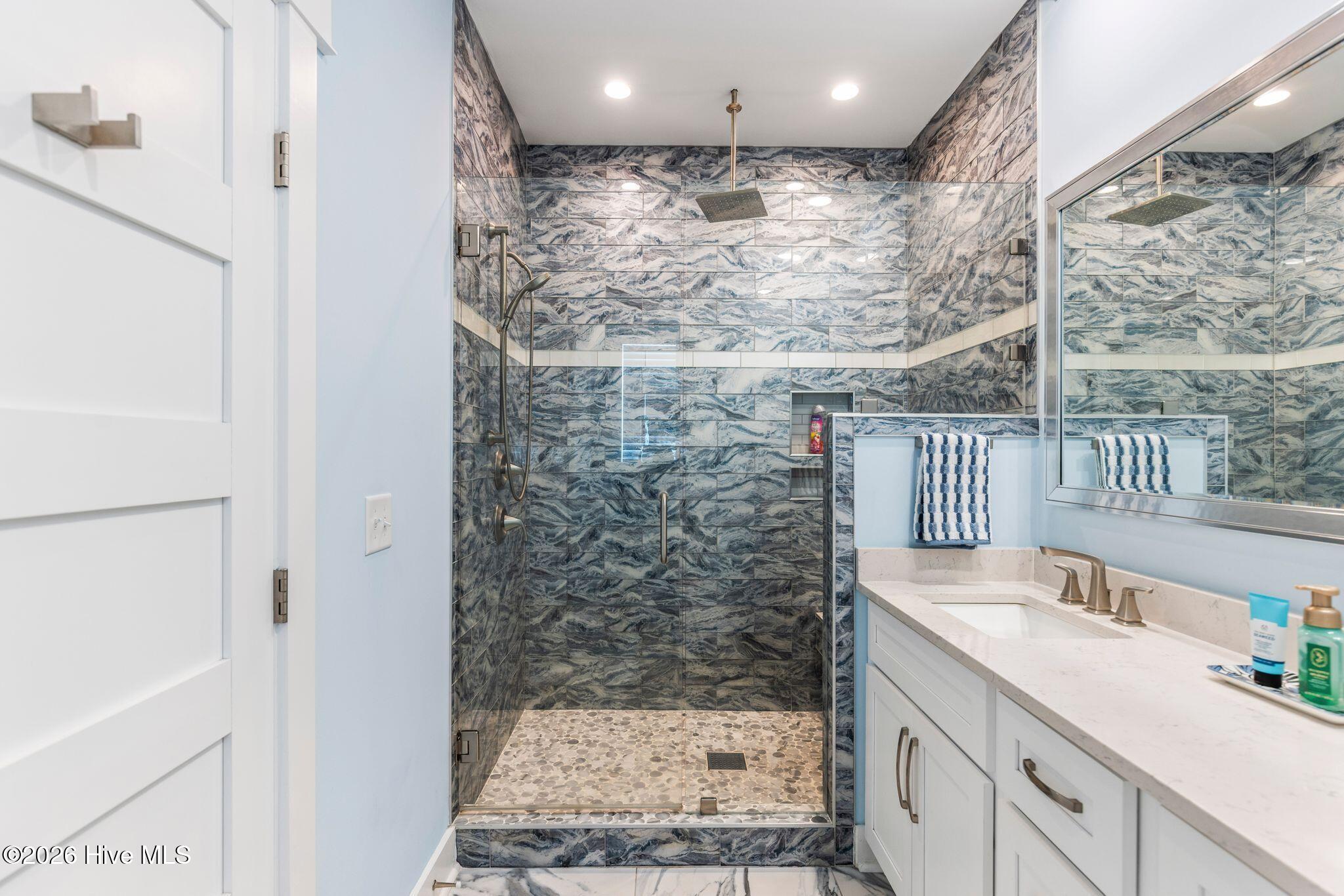 100570540 | Photo 15