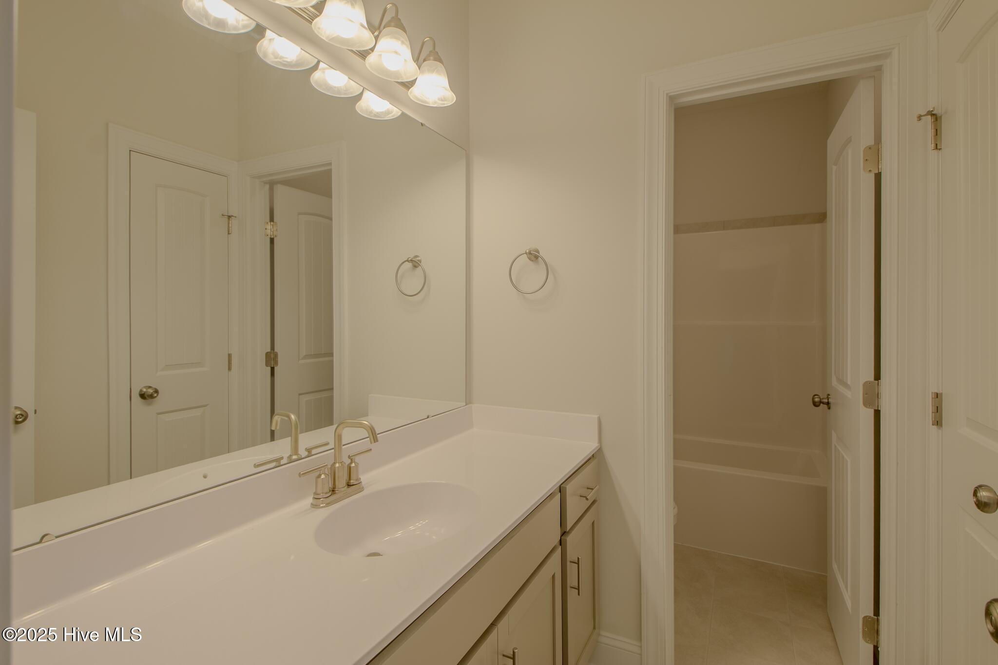 100518948 | Photo 23