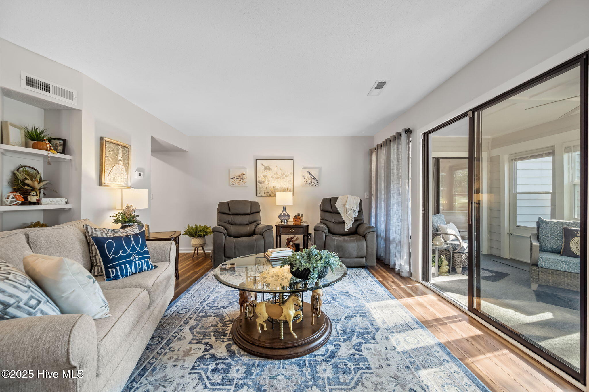 100537179 | Photo 17