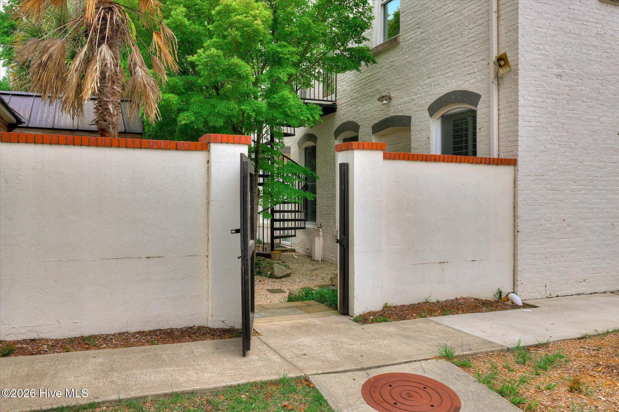 144 & 150 Fairfield St entrance
