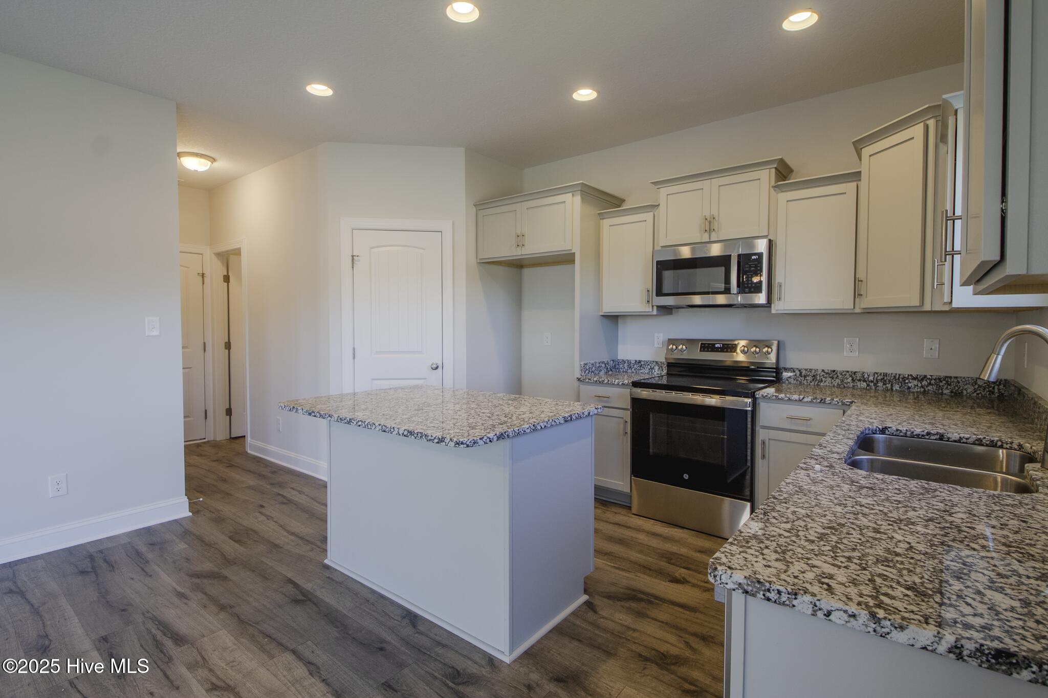 100502962 | Photo 11