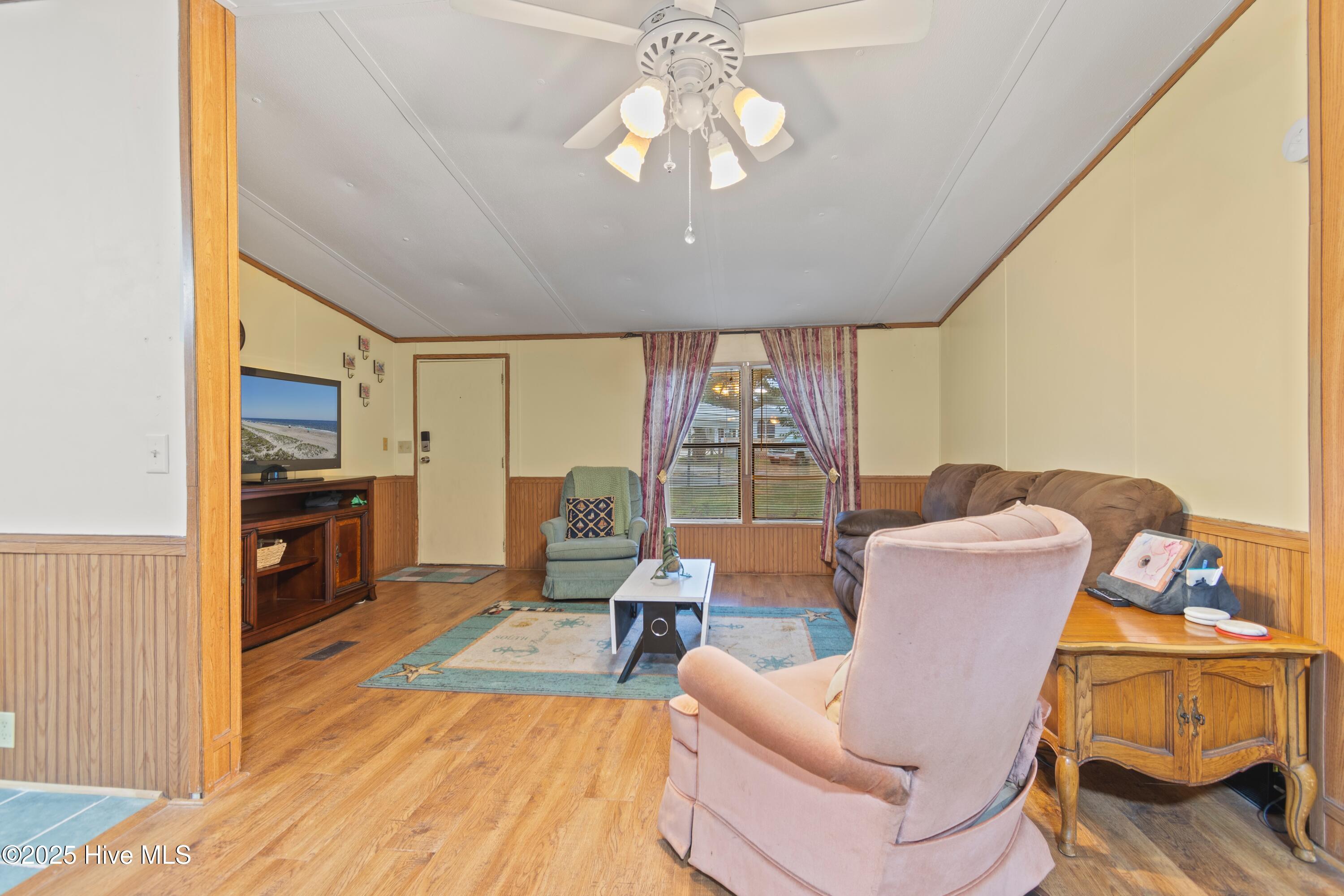 100565495 | Photo 11