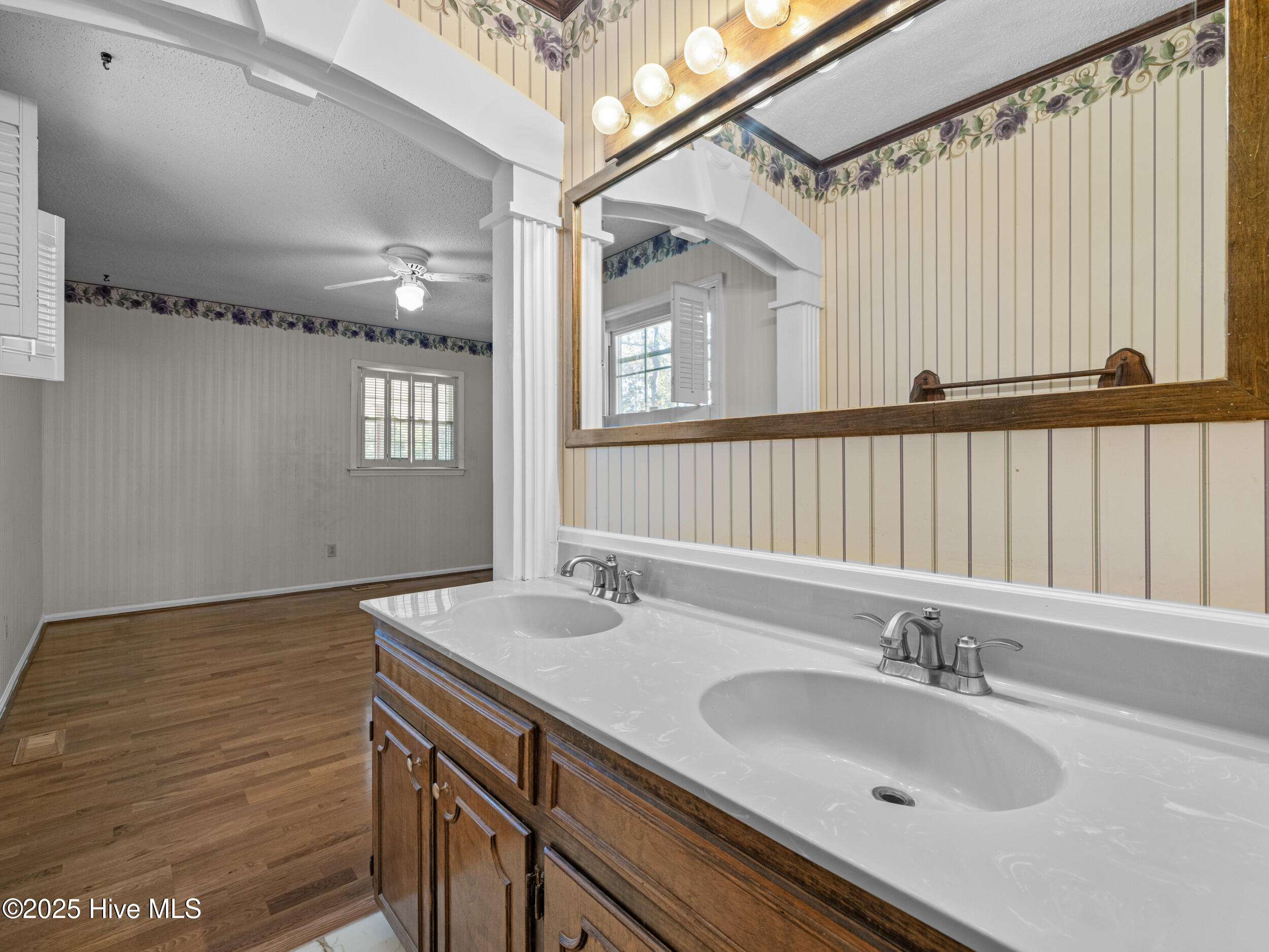 100544325 | Photo 40