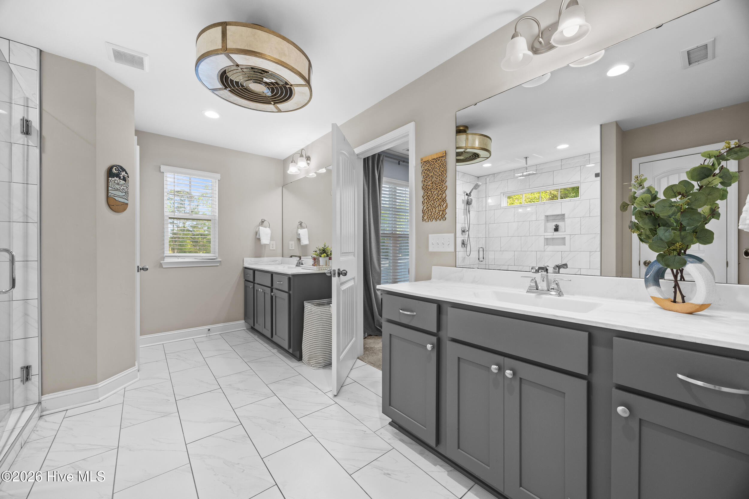 100566940 | Photo 43