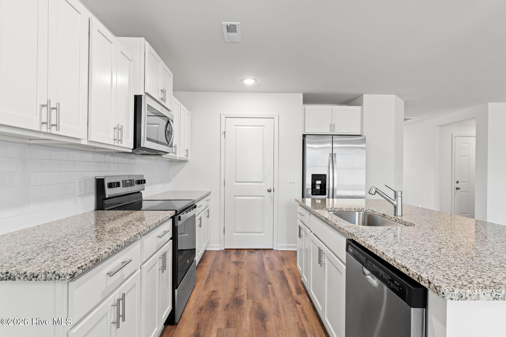 100549751 | Photo 25