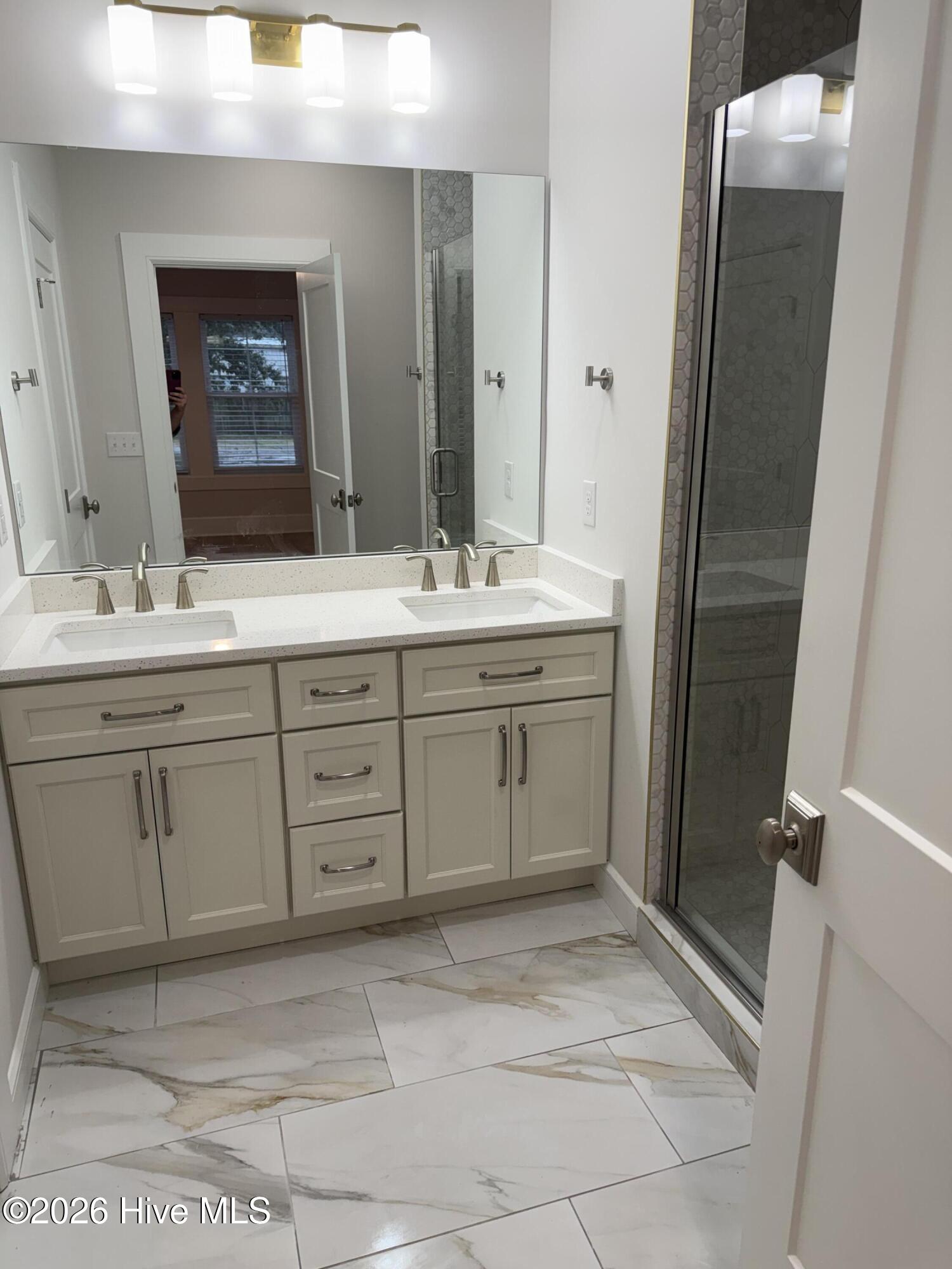 100561434 | Photo 15