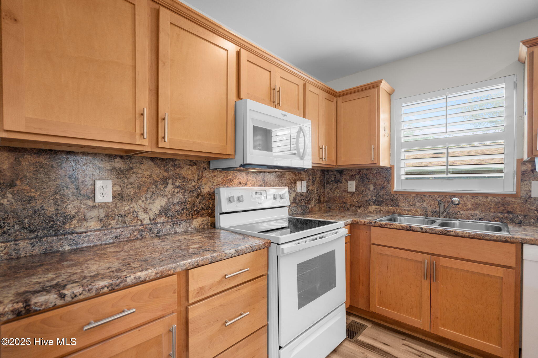 100529995 | Photo 13