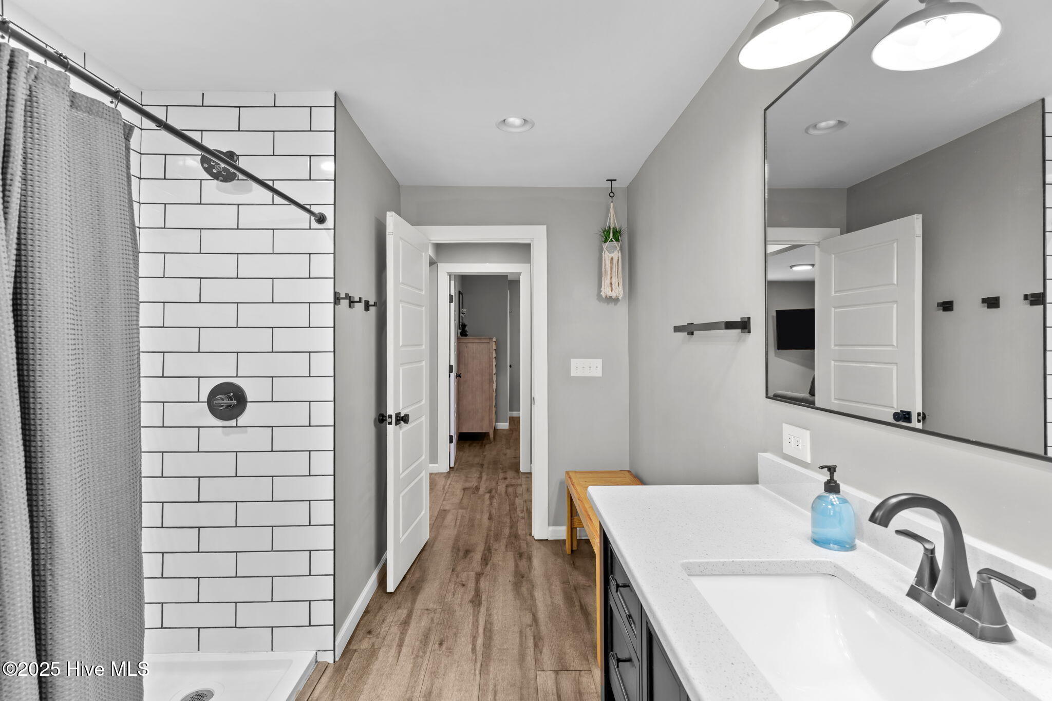 100526073 | Photo 22