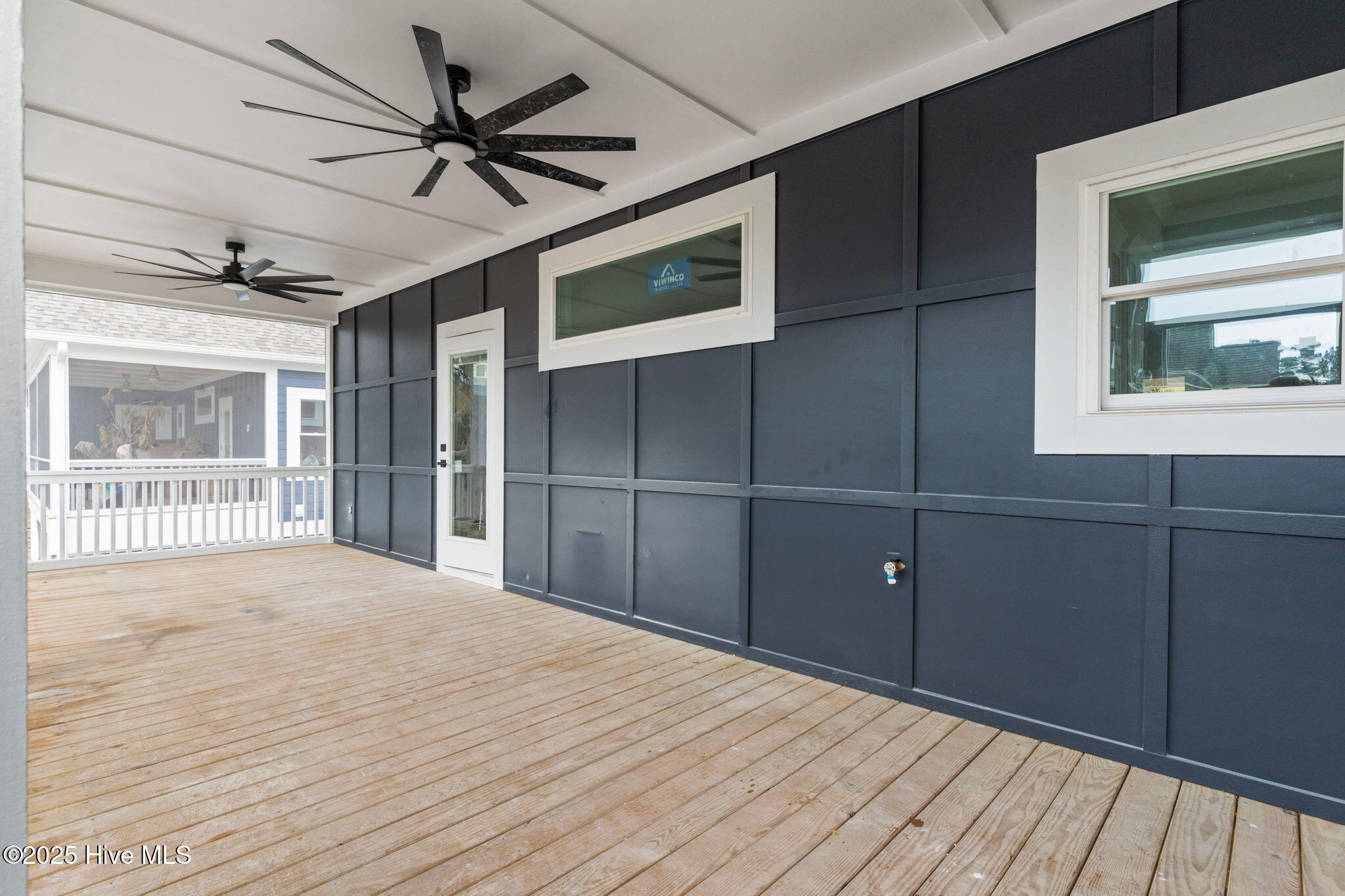 100548785 | Photo 26