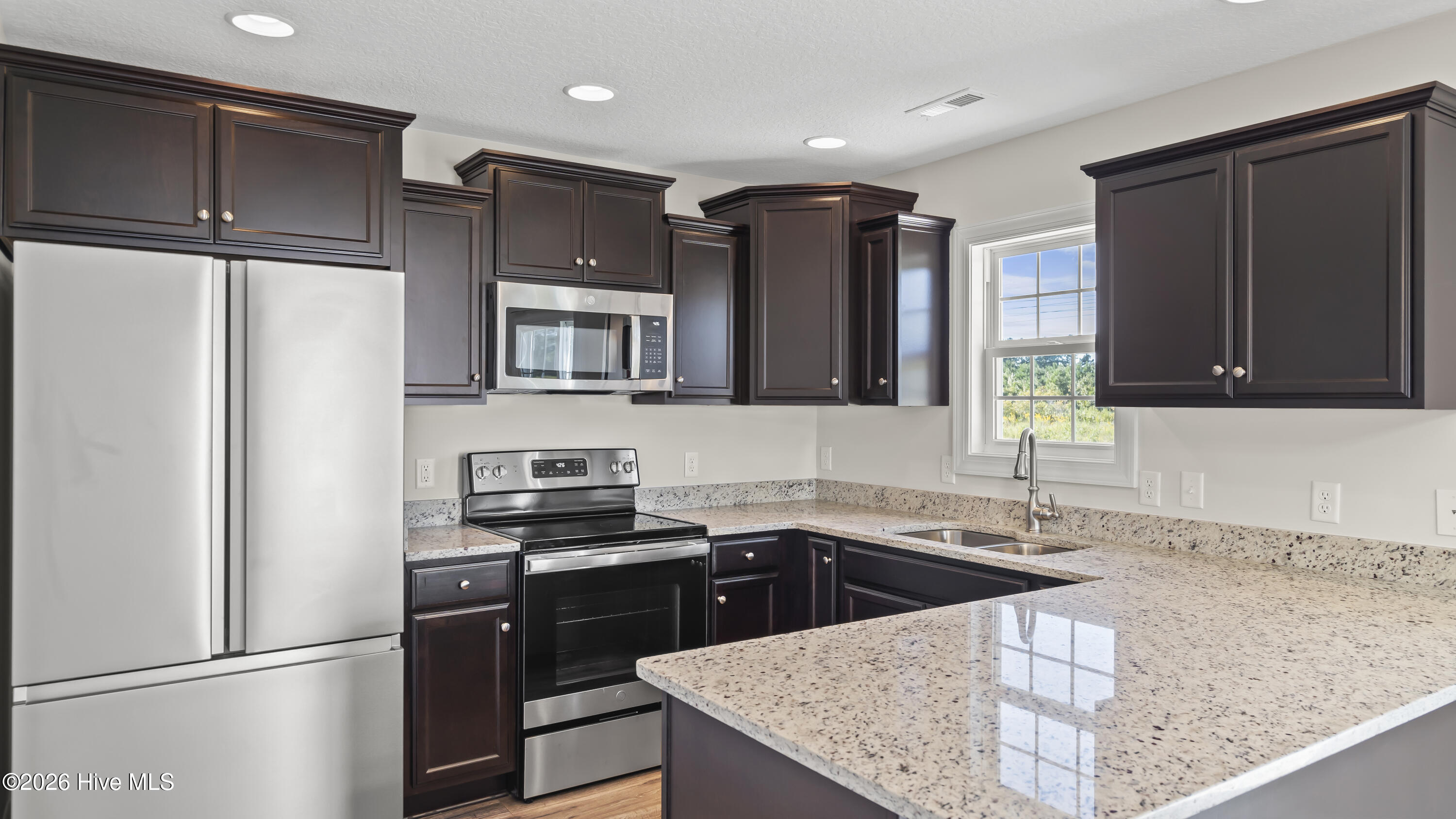 100563871 | Photo 11