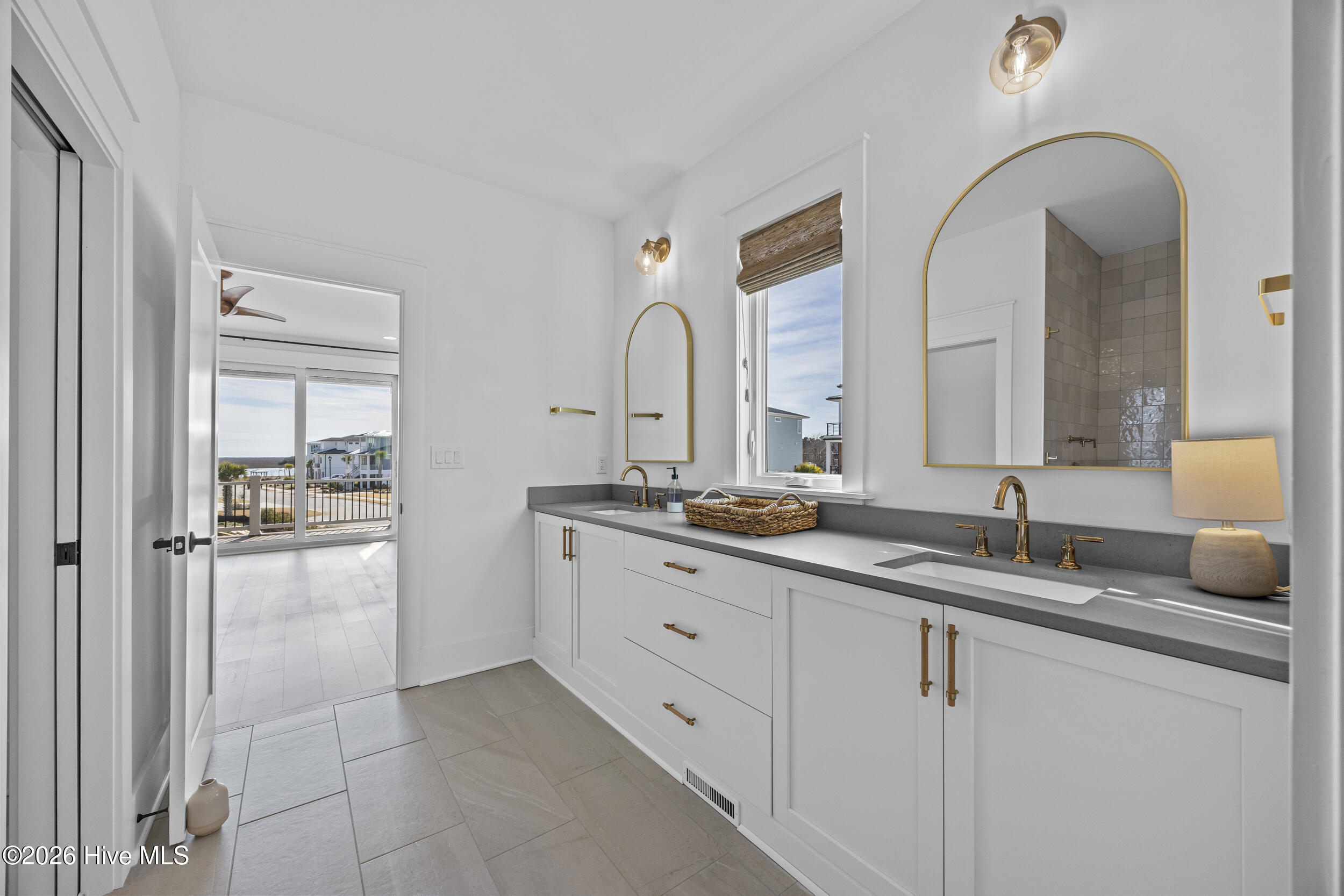 100551268 | Photo 46