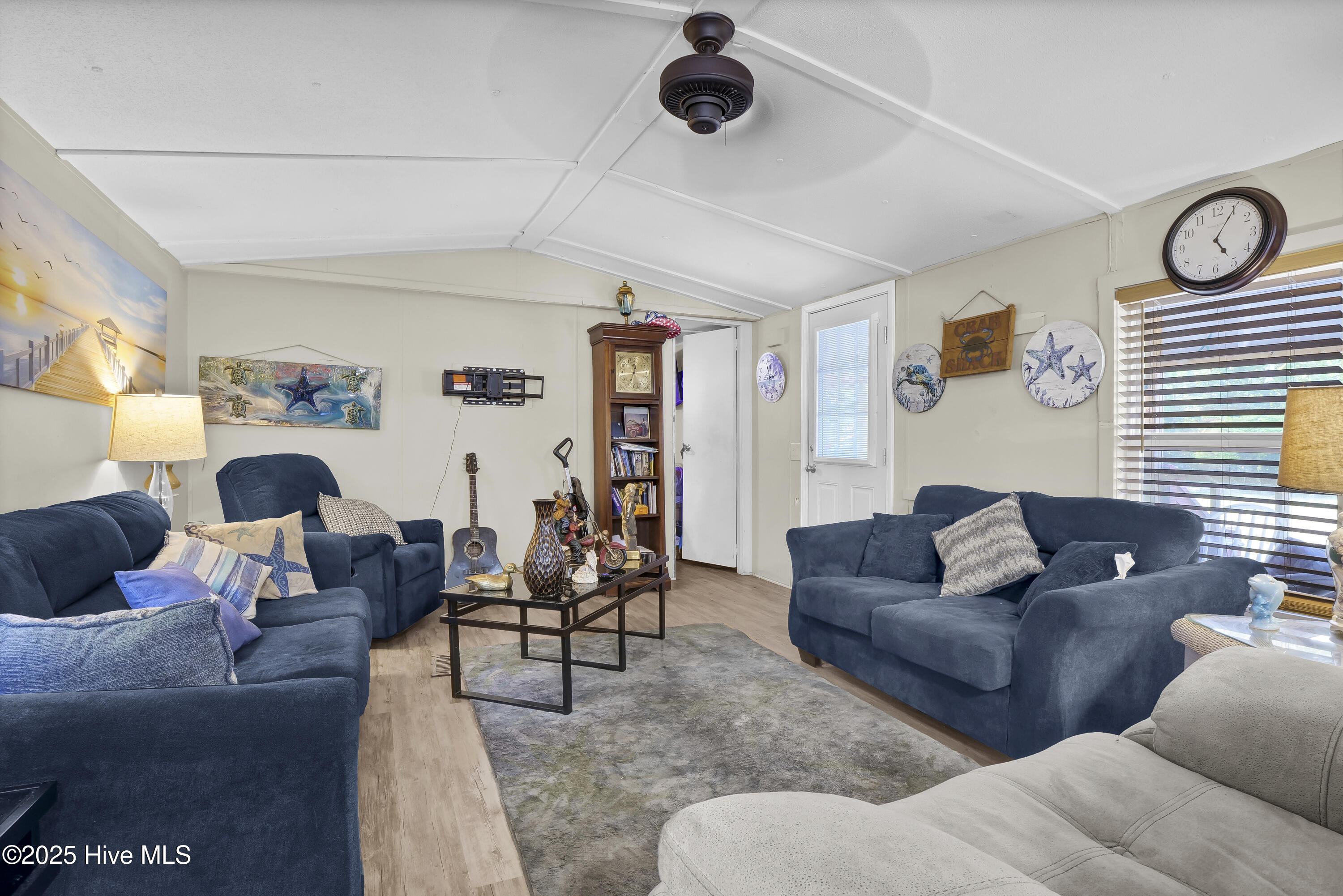 100522648 | Photo 16