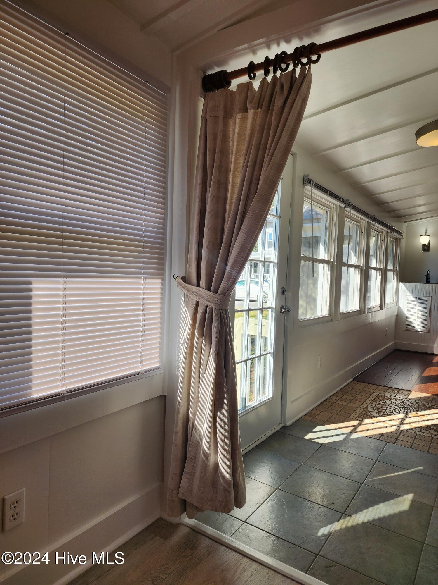 100570380 | Photo 31