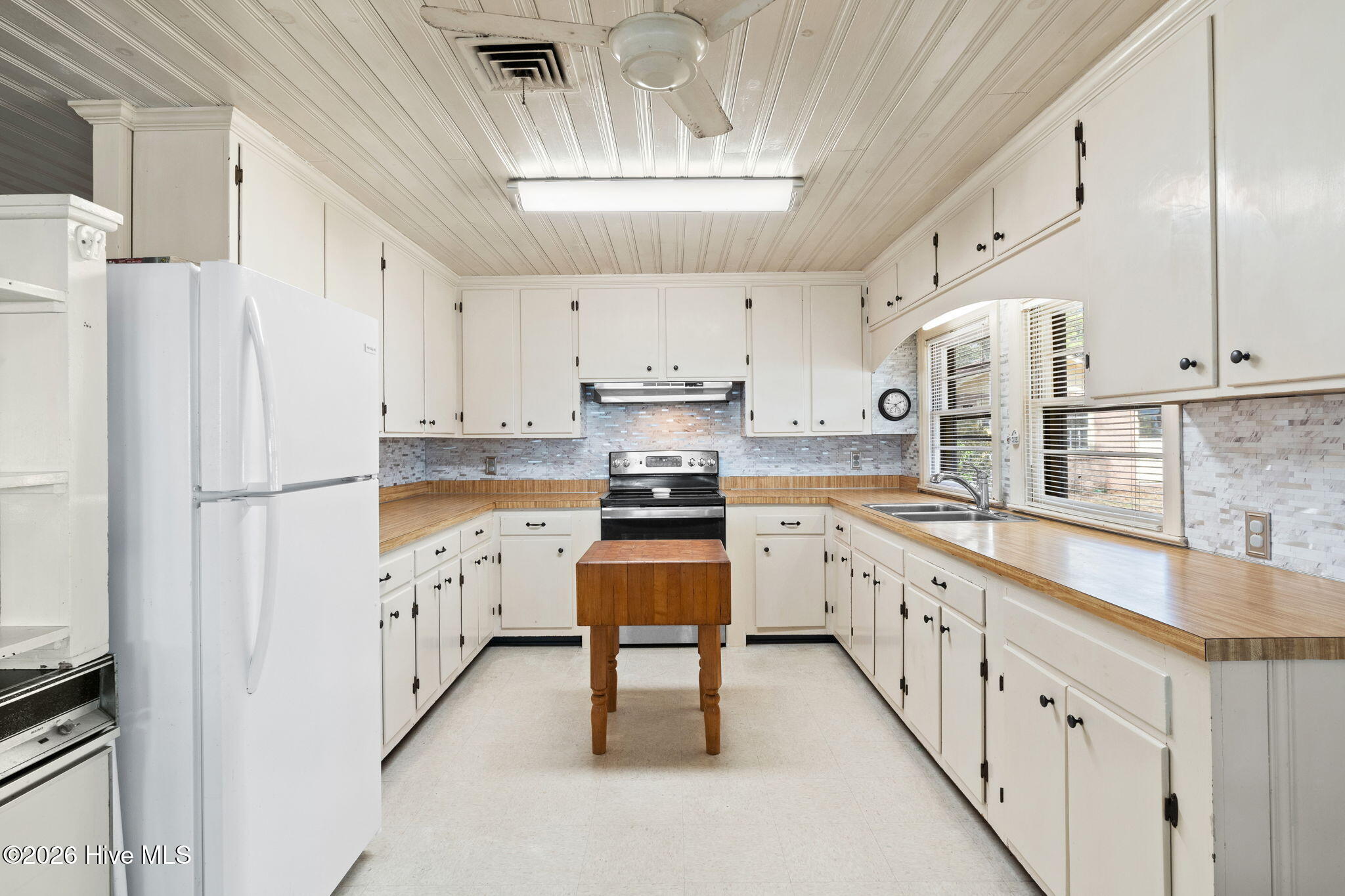 100561810 | Photo 40