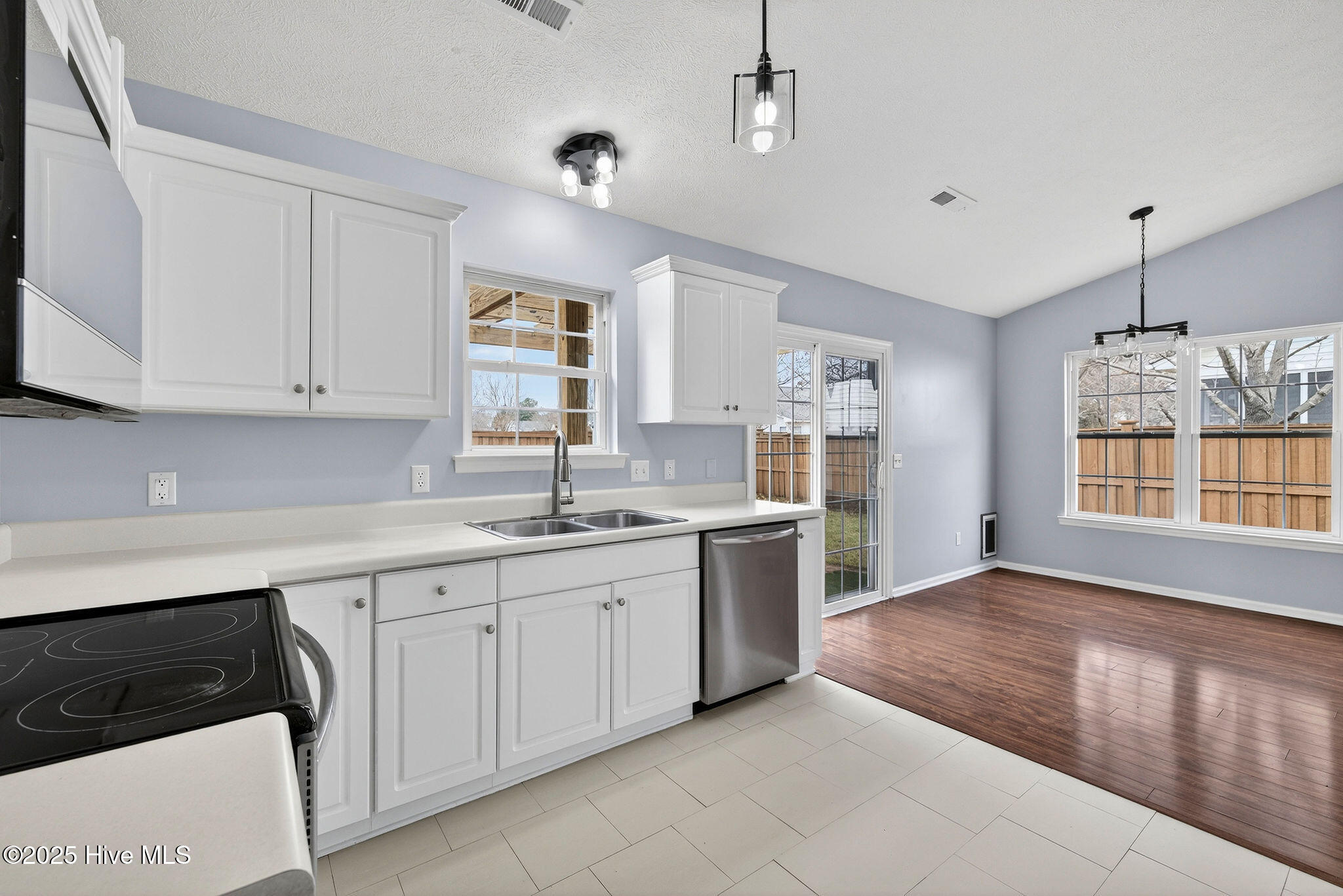 100543965 | Photo 23