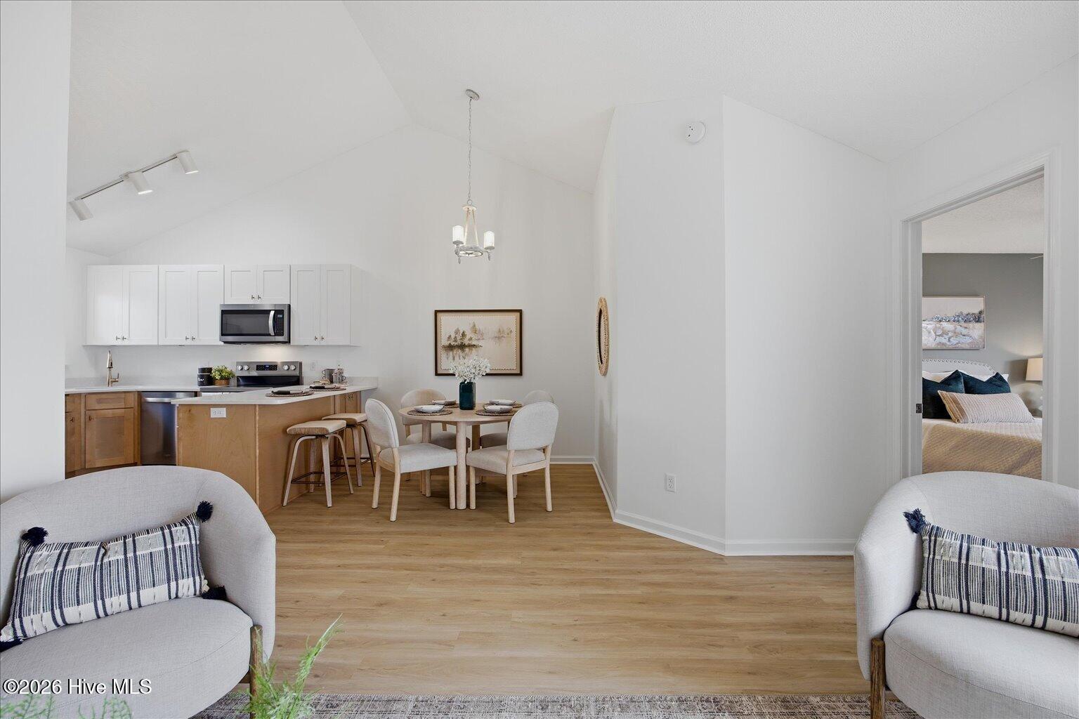 100562733 | Photo 16