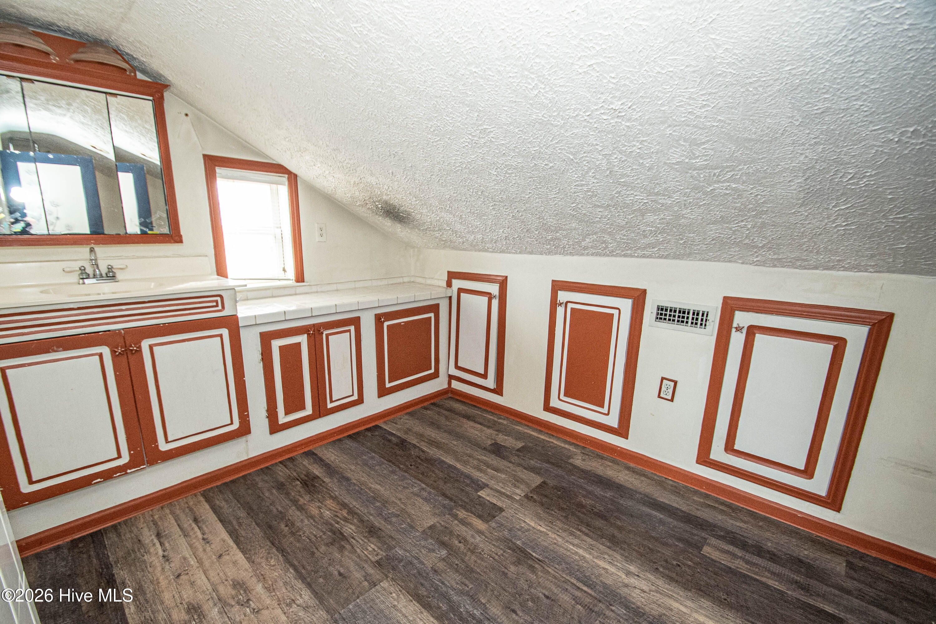 100554642 | Photo 99