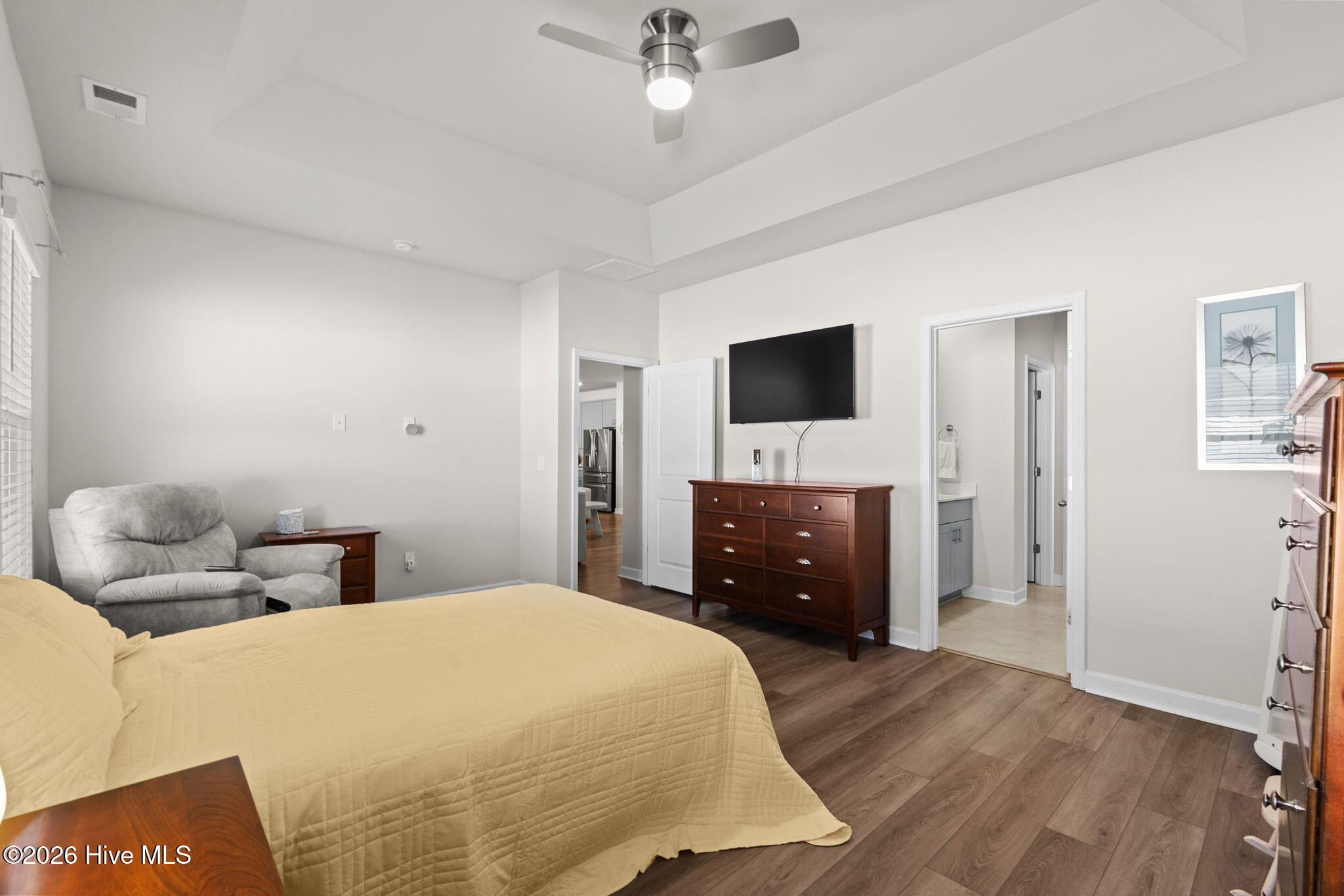 100563775 | Photo 25