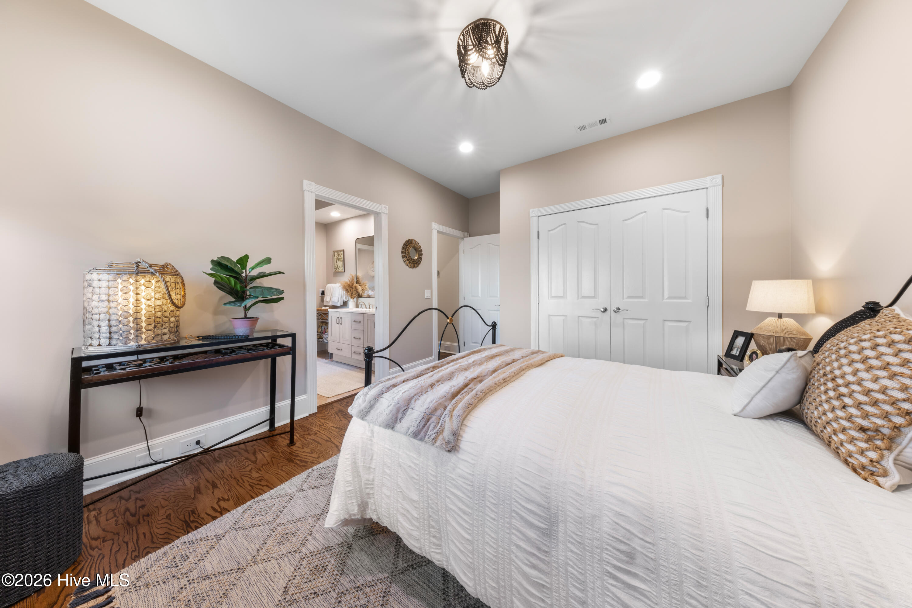 100549832 | Photo 36