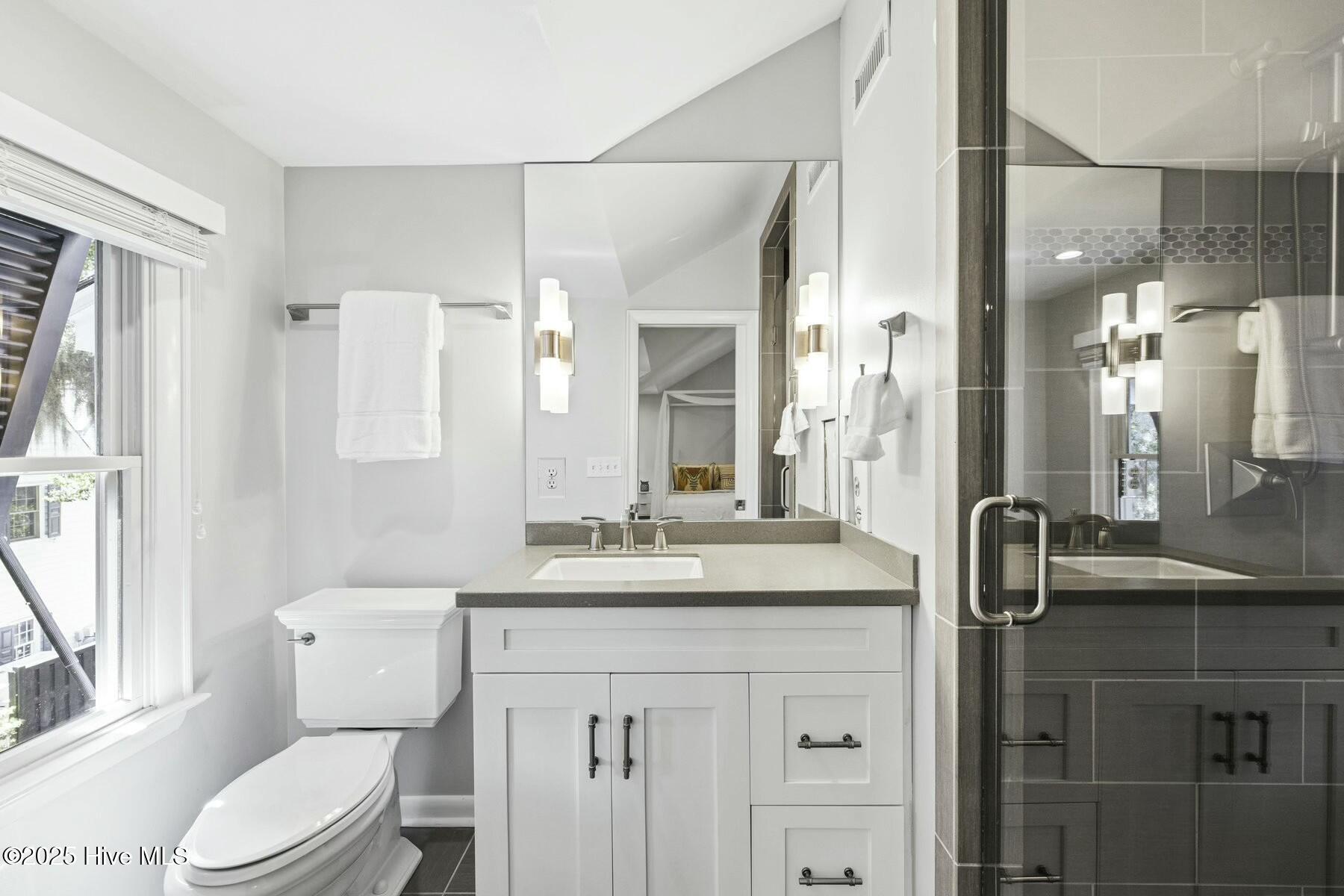 100555228 | Photo 35