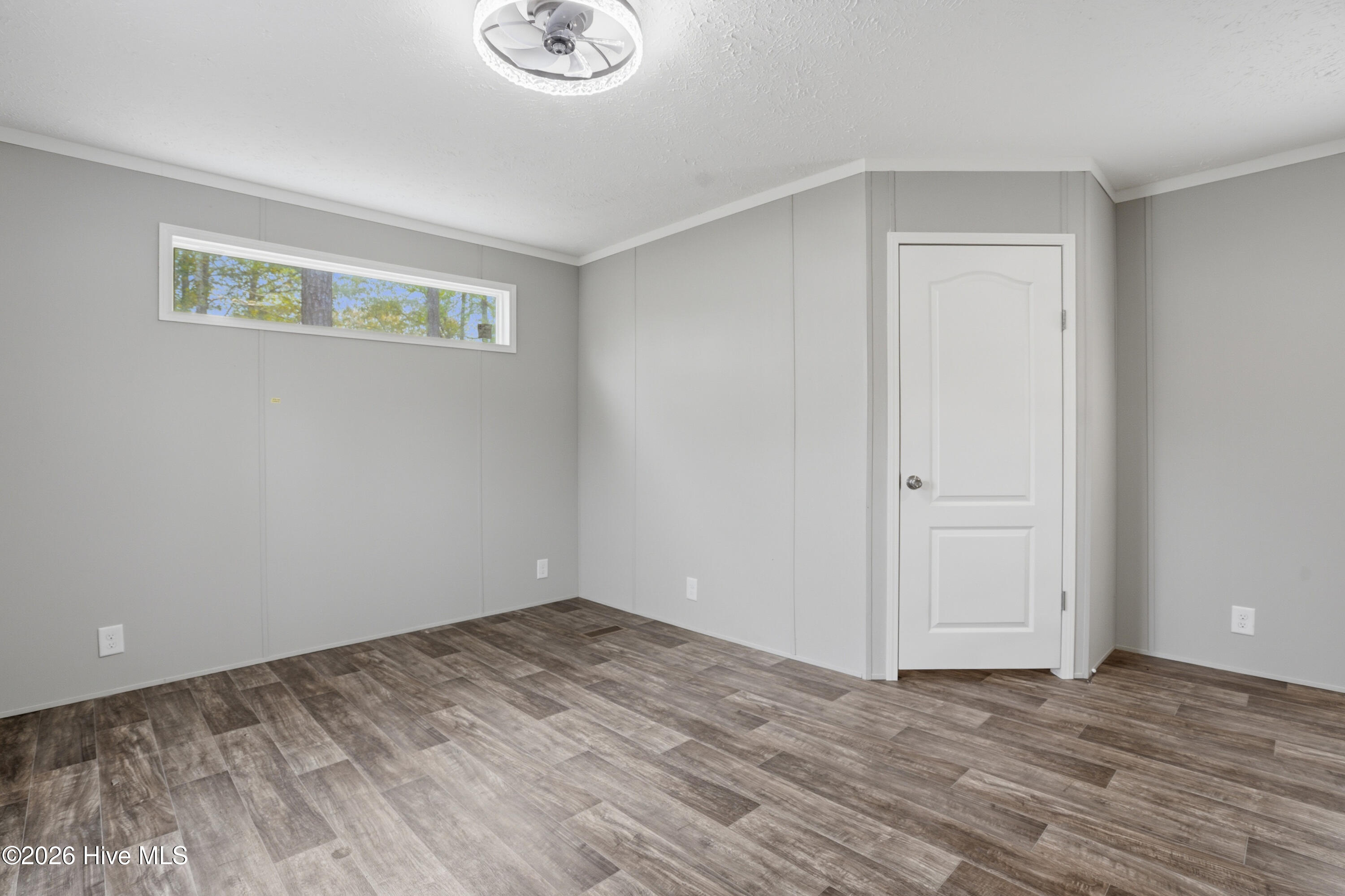 100565386 | Photo 10