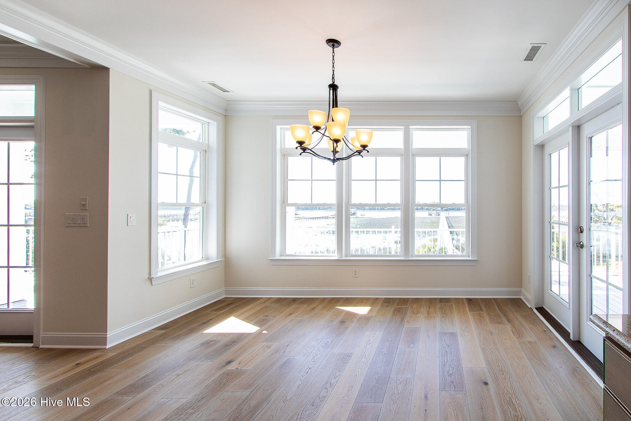 100568588 | Photo 17