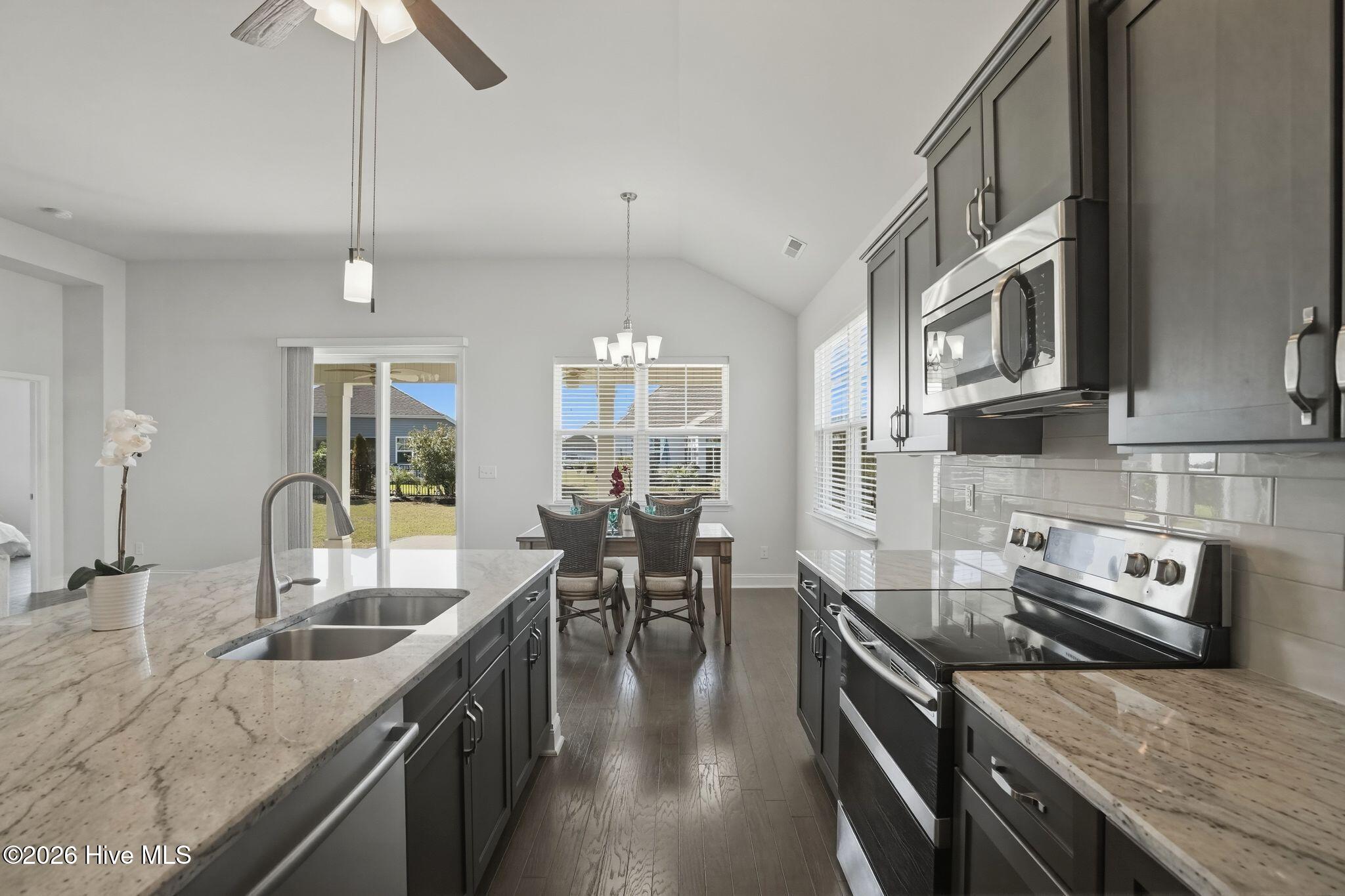 100560462 | Photo 33