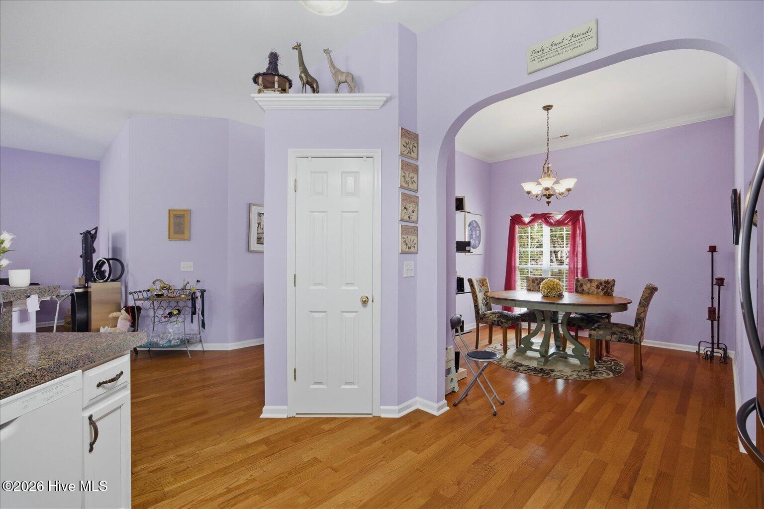 100560390 | Photo 12