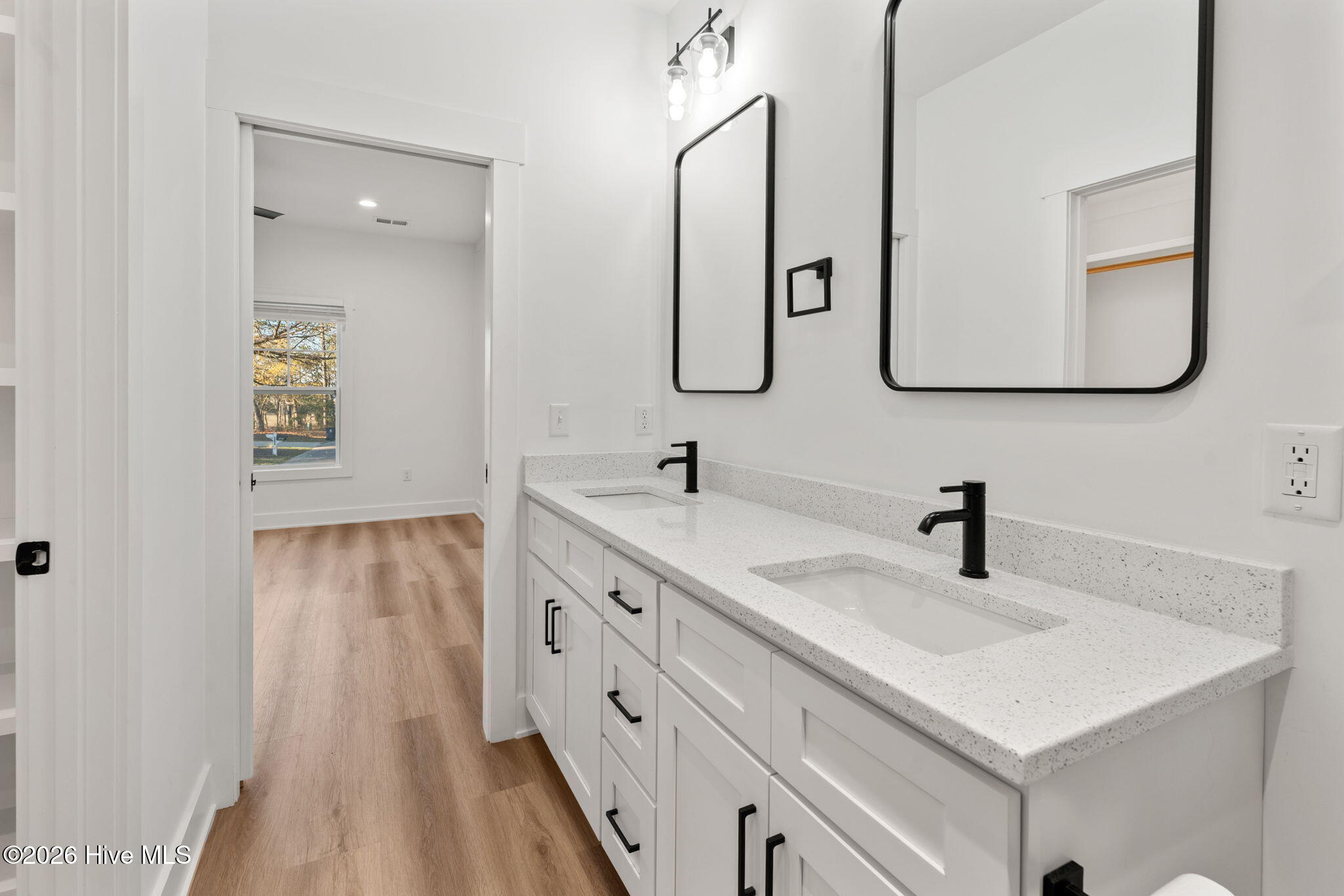 100562670 | Photo 20