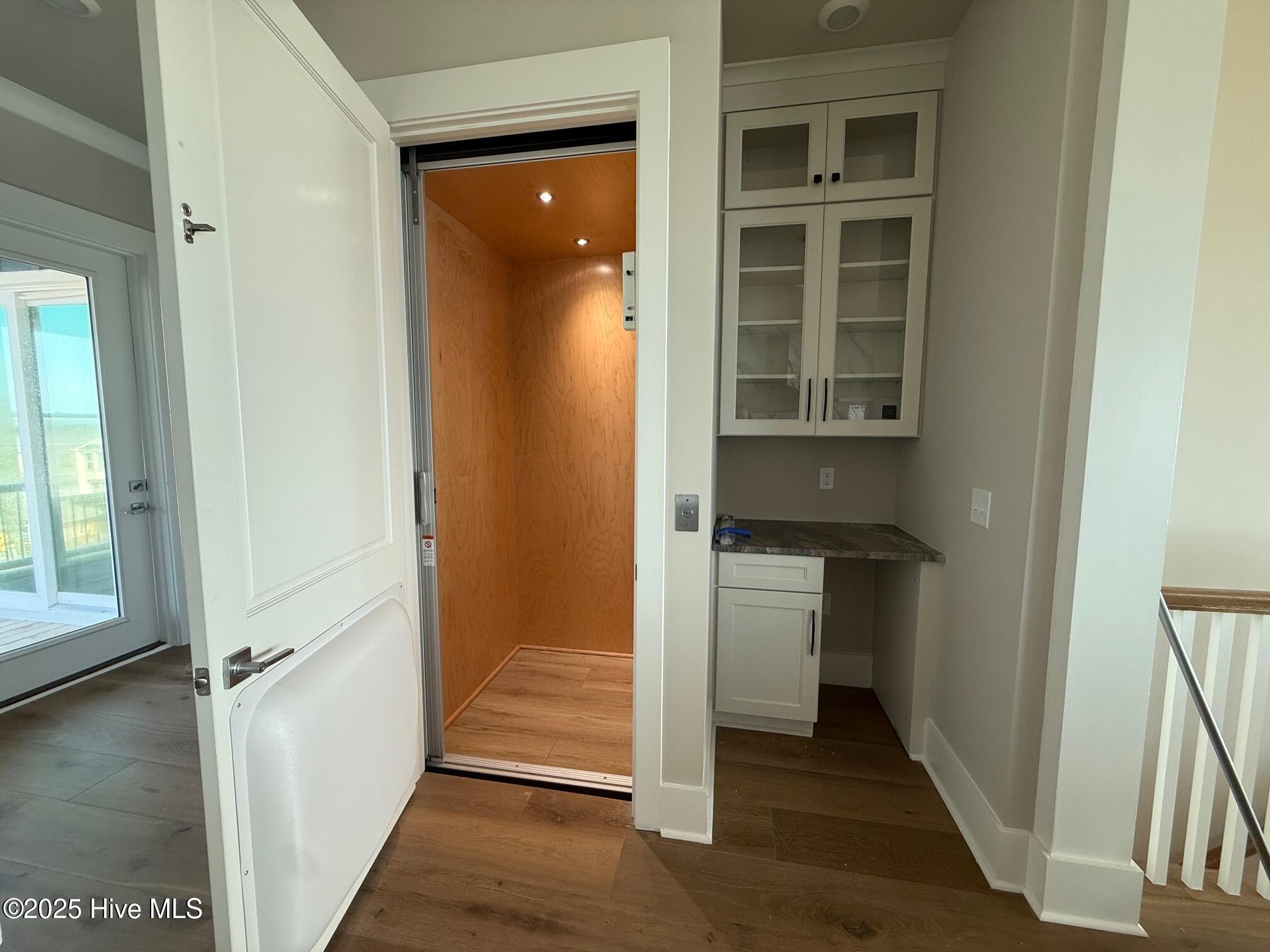 100498103 | Photo 25