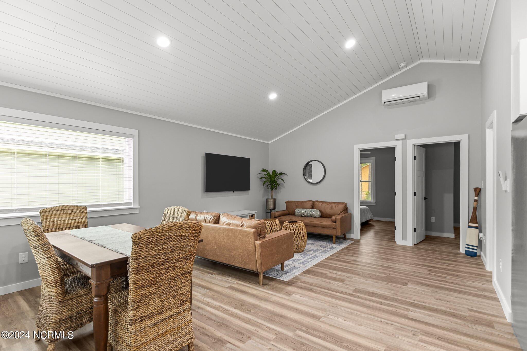 100535185 | Photo 12