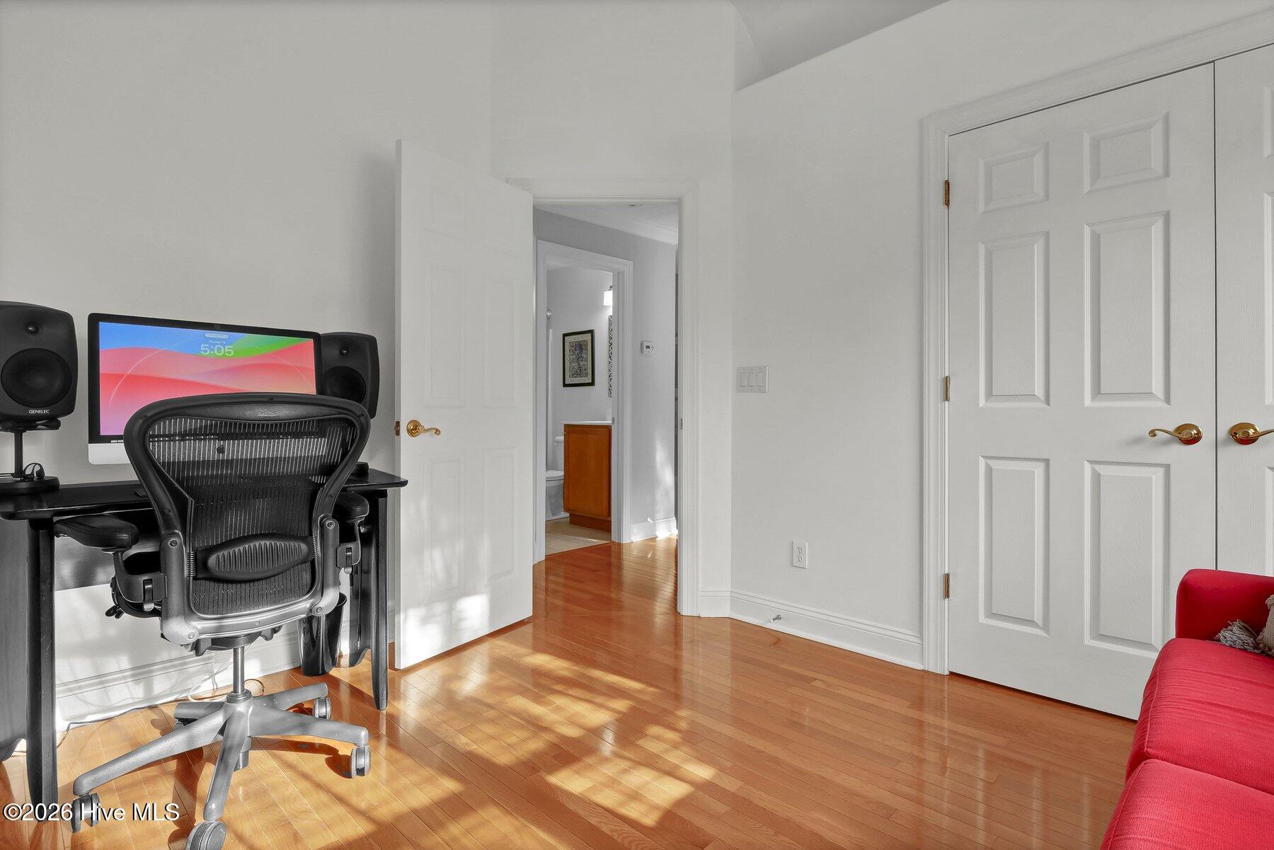 100562054 | Photo 18