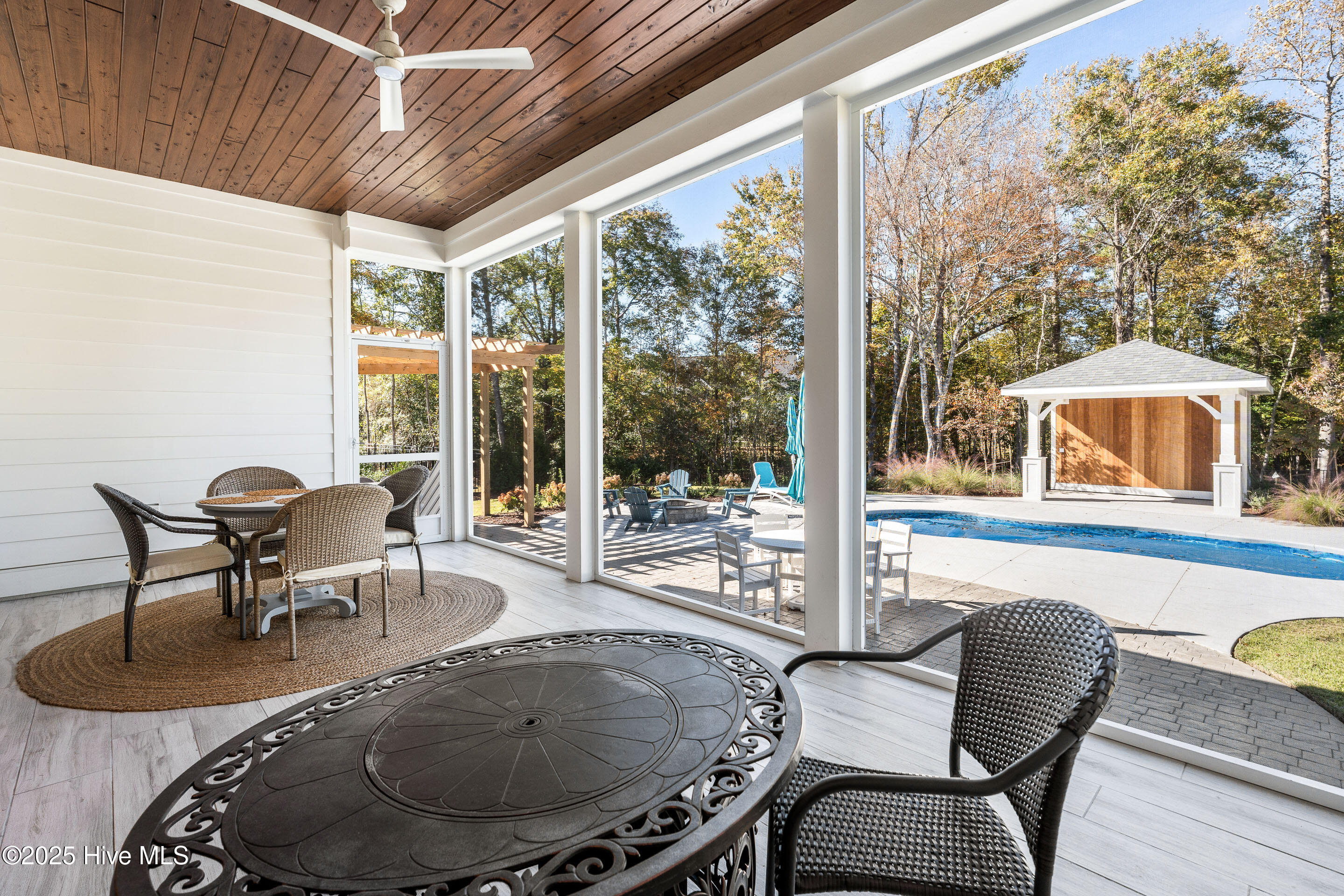 100539739 | Photo 46