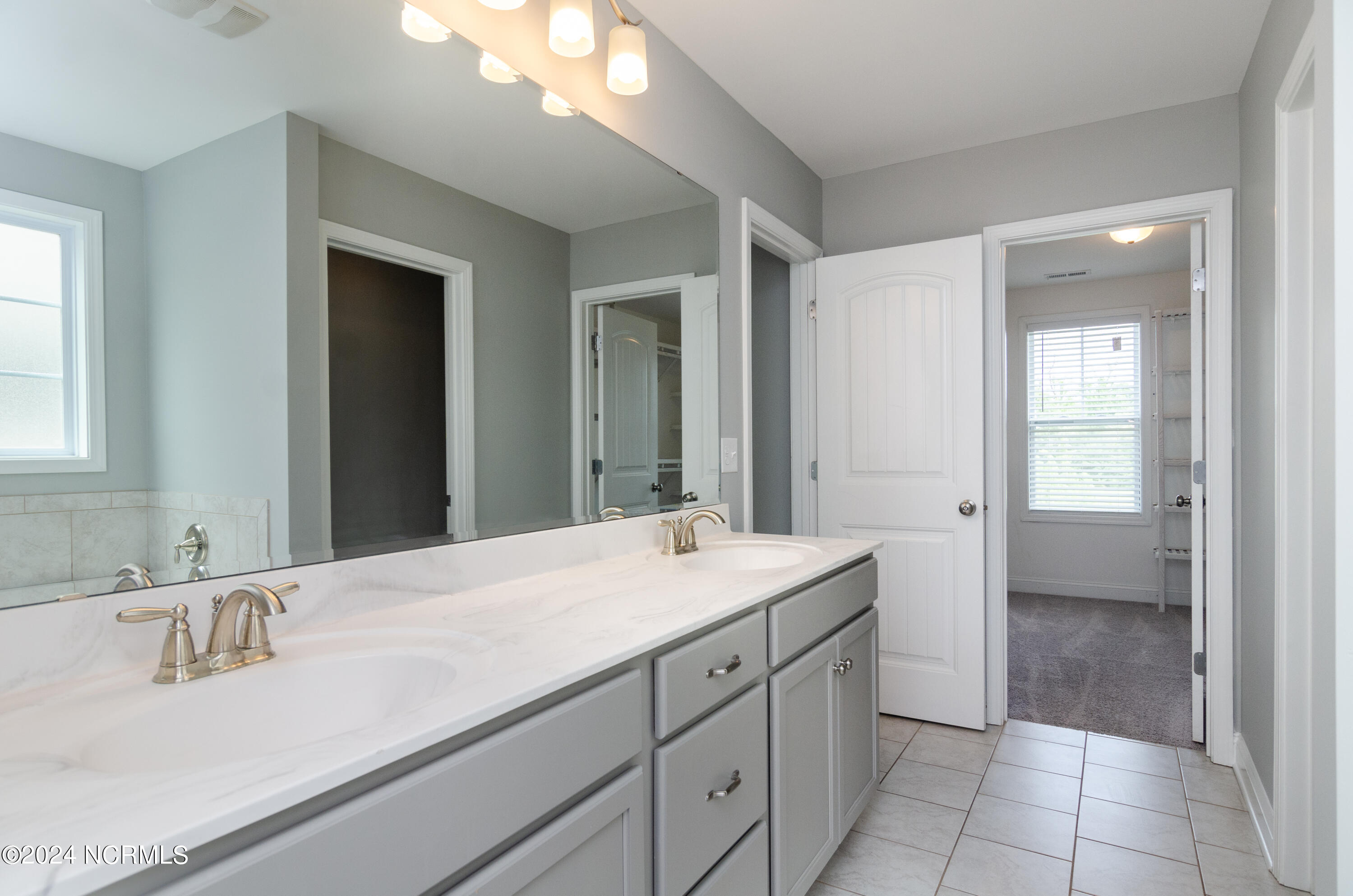 100547679 | Photo 19