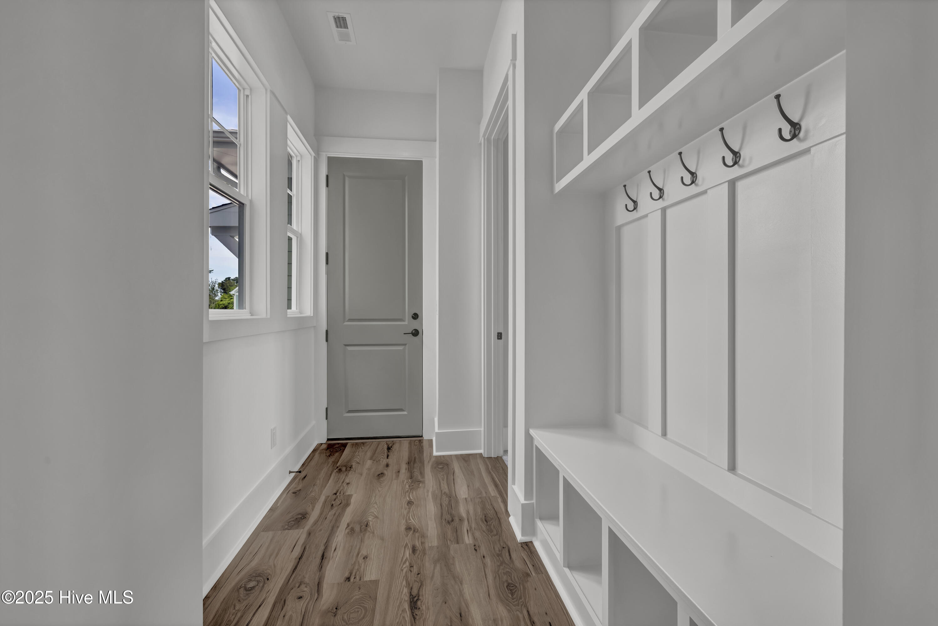 100568013 | Photo 57