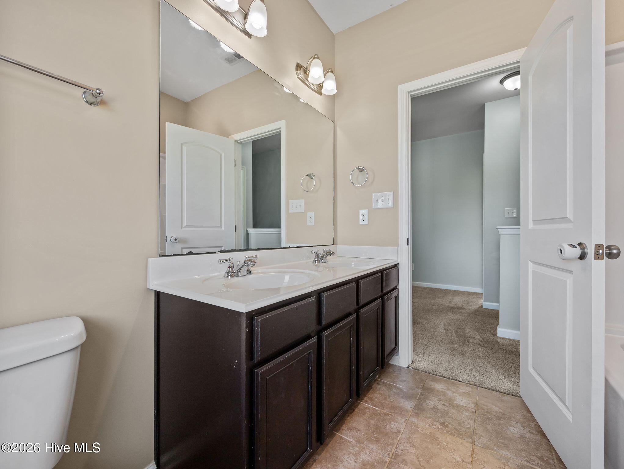 100568033 | Photo 24