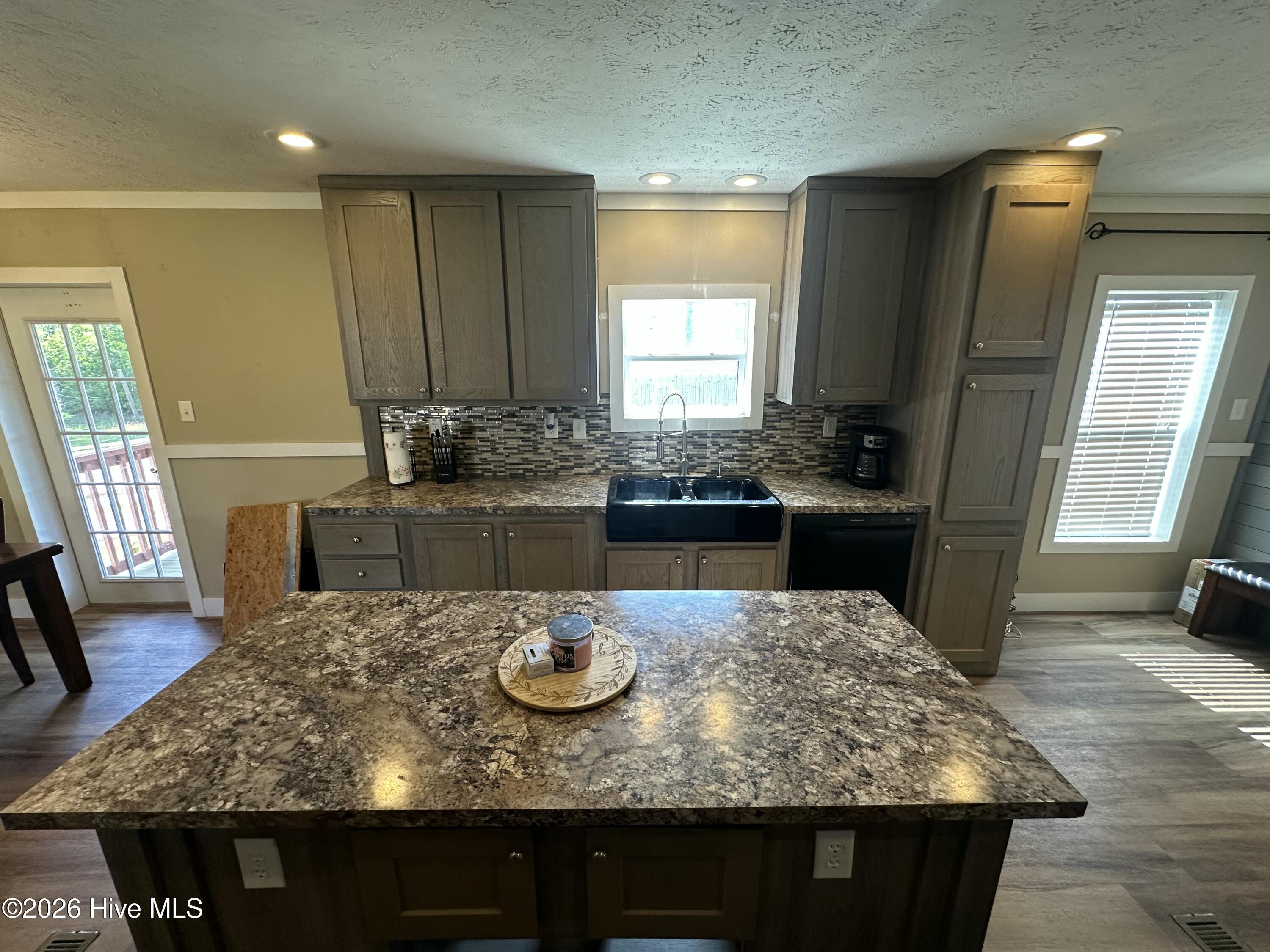 100570080 | Photo 14