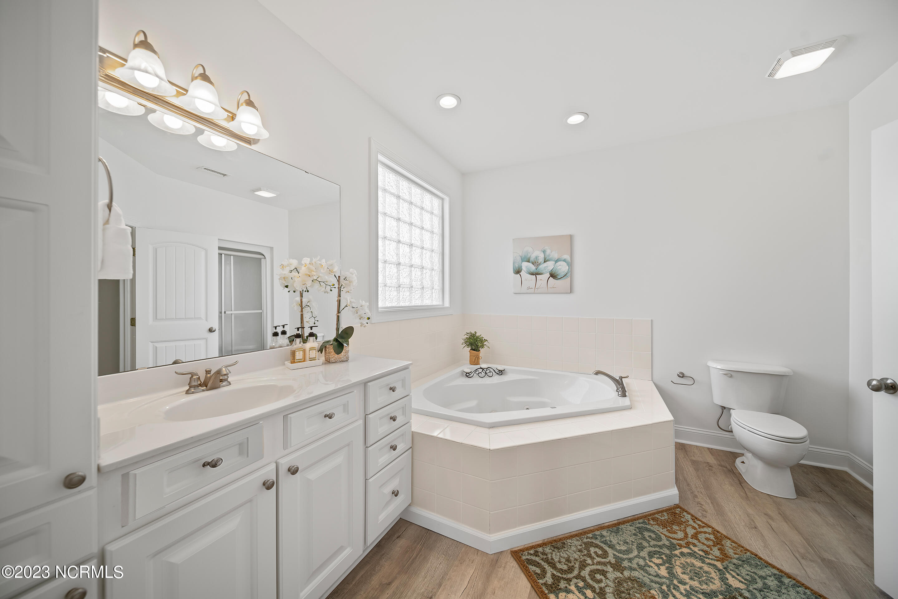 100525018 | Photo 14